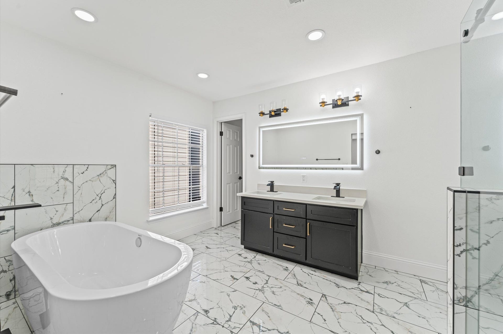 1118 Cheyenne Meadows Drive, Katy, TX 77450 Spacious Primary Bath features double sinks, a freestanding soaking tub, and a separate walk-in shower.