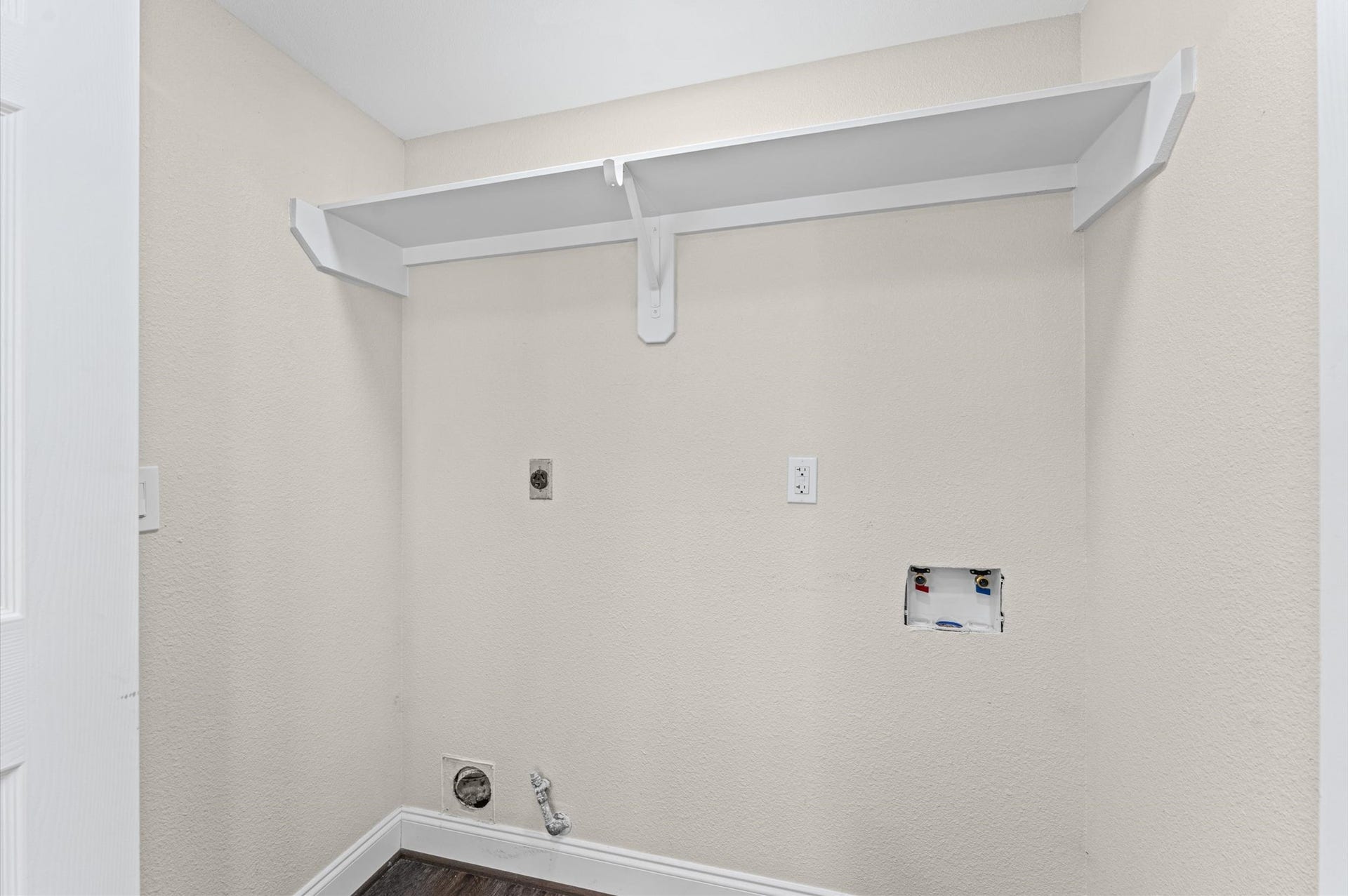 1118 Cheyenne Meadows Drive, Katy, TX 77450 The laundry area is located on the first floor beside the kitchen.