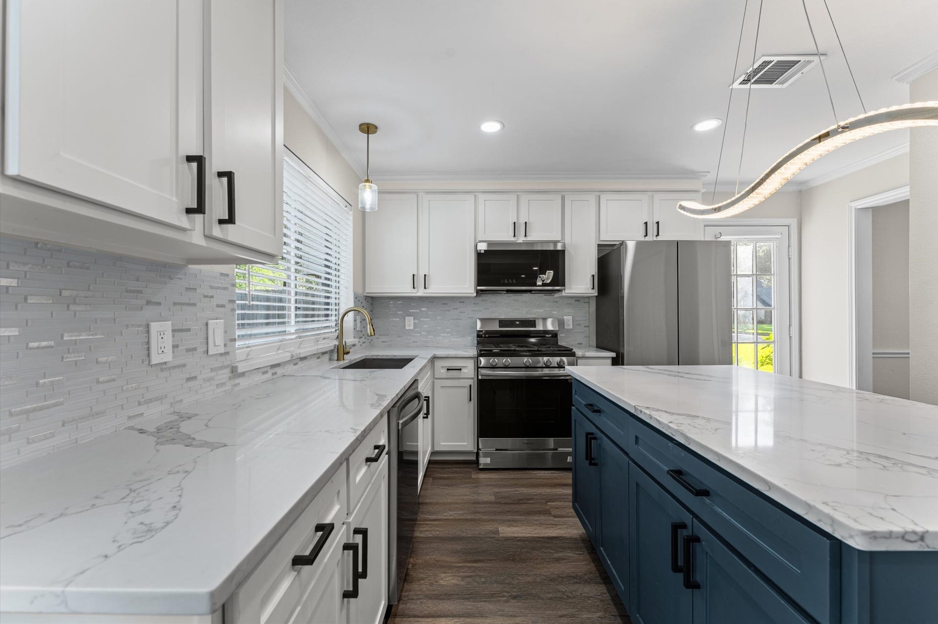 1118 Cheyenne Meadows Drive, Katy, TX 77450 Kitchen features updated cabinetry, stainless steel appliances, and white quartz counterops.