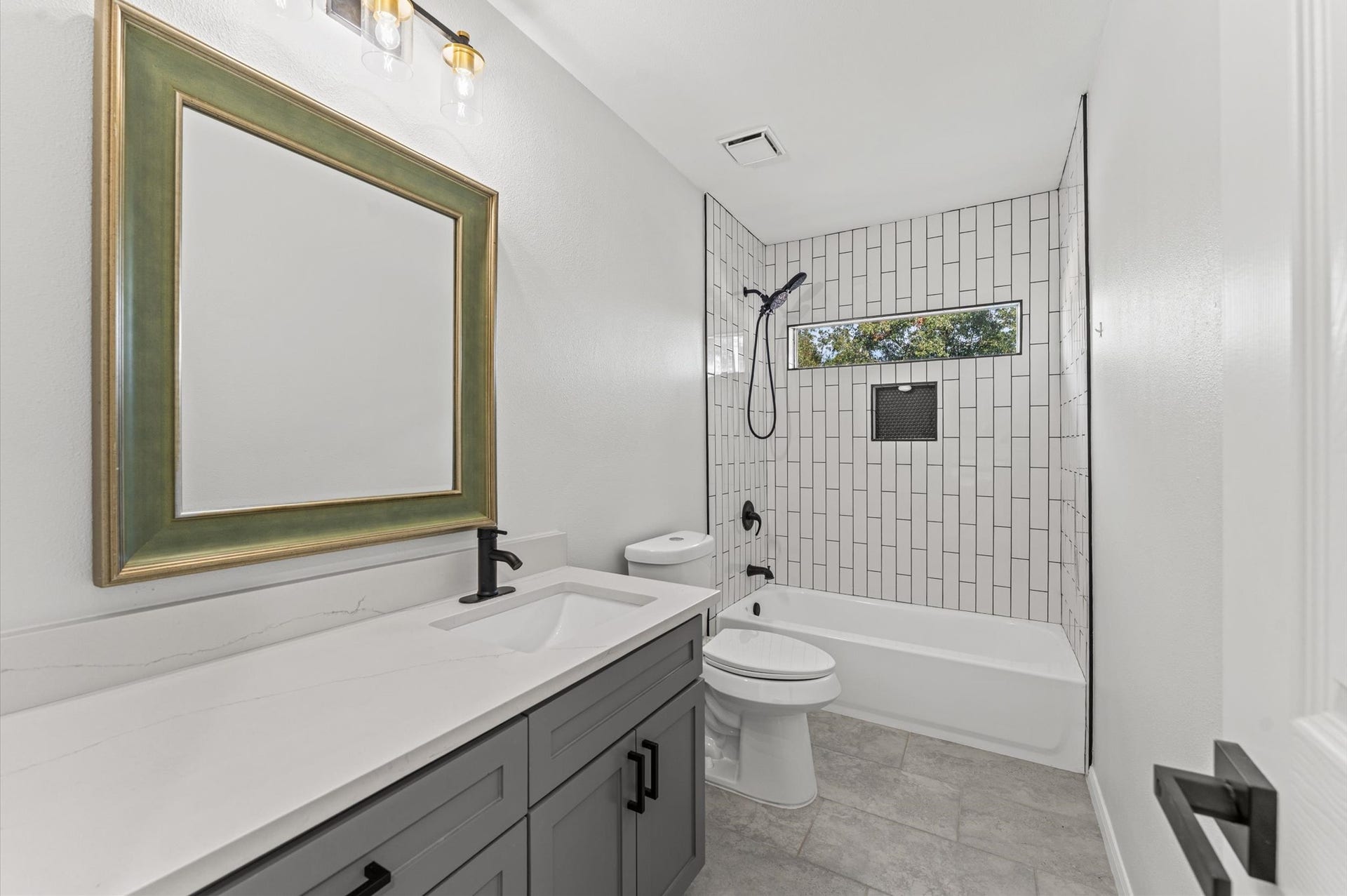 1118 Cheyenne Meadows Drive, Katy, TX 77450 The second-floor secondary bathroom features a tub/shower combination.