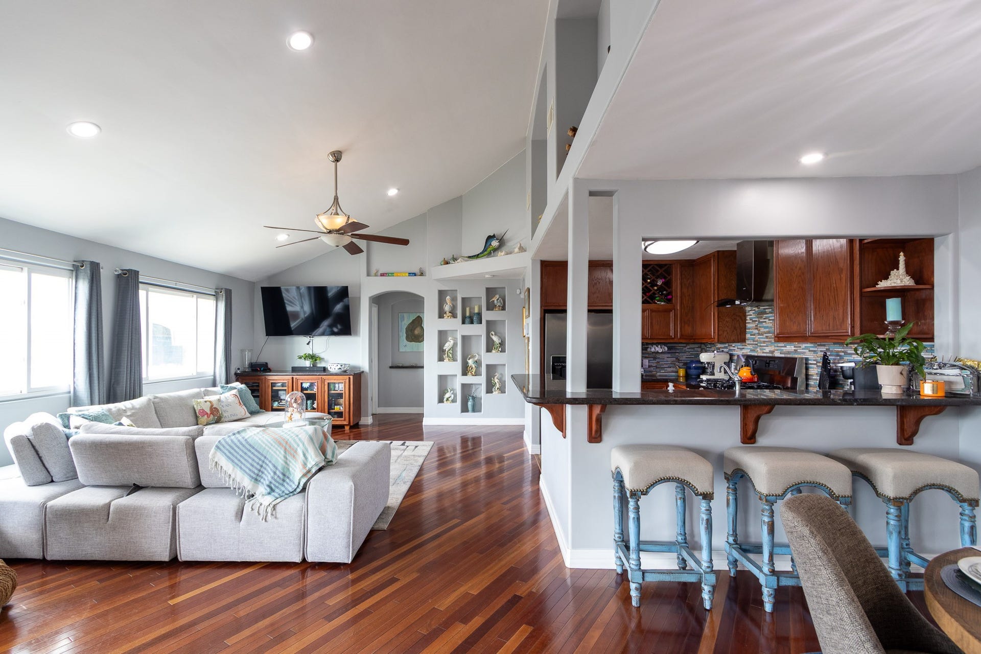 2414 Avenue P, San Leon, TX 77539 Spacious living room, bay view from the big picture windows Brazilian Hardwood Cherry floors. Breakfast bar.