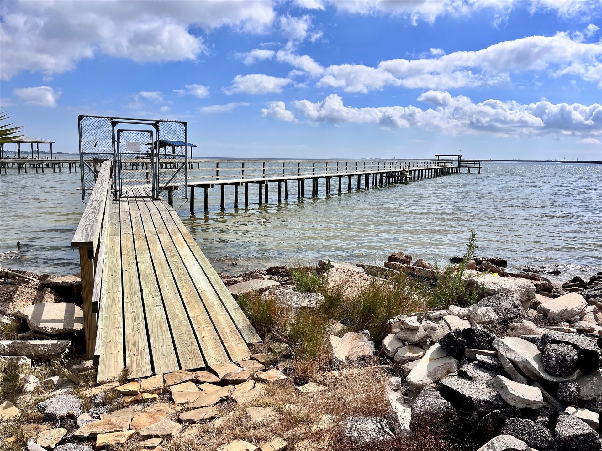 2414 Avenue P, San Leon, TX 77539 Private fishing pier that only 5 properties share.
