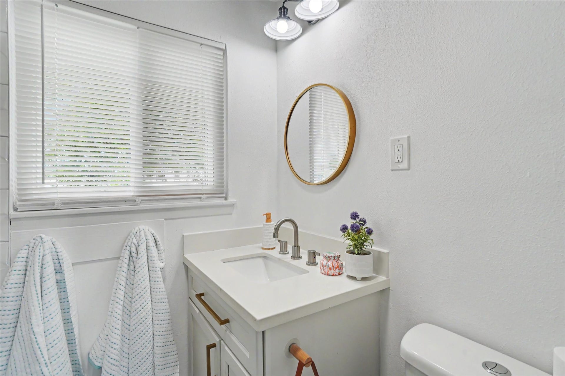 370 Ling Street, Bayou Vista, TX 77563 Super stylish and updated bathroom