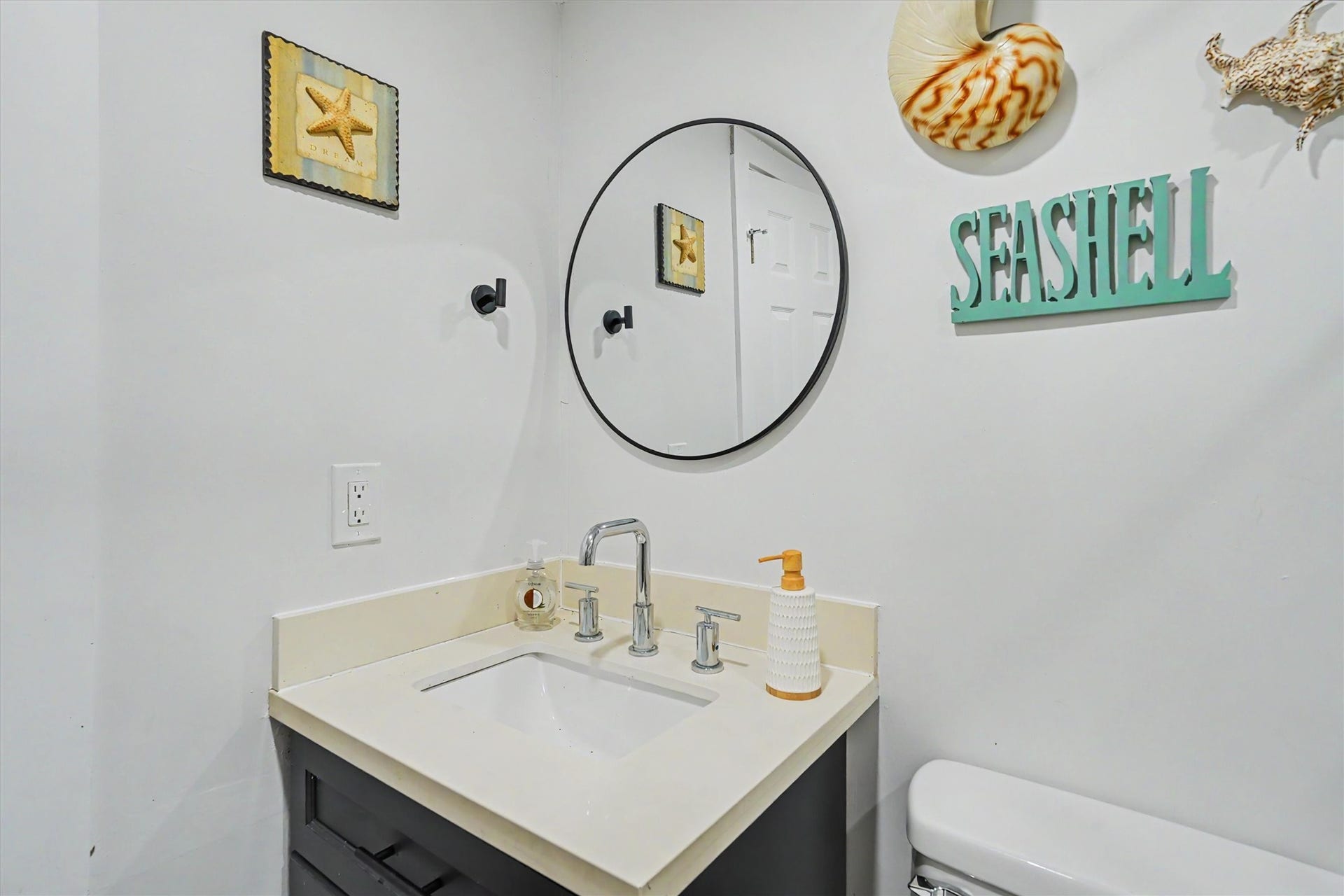 370 Ling Street, Bayou Vista, TX 77563 Updated modern bathroom downstairs