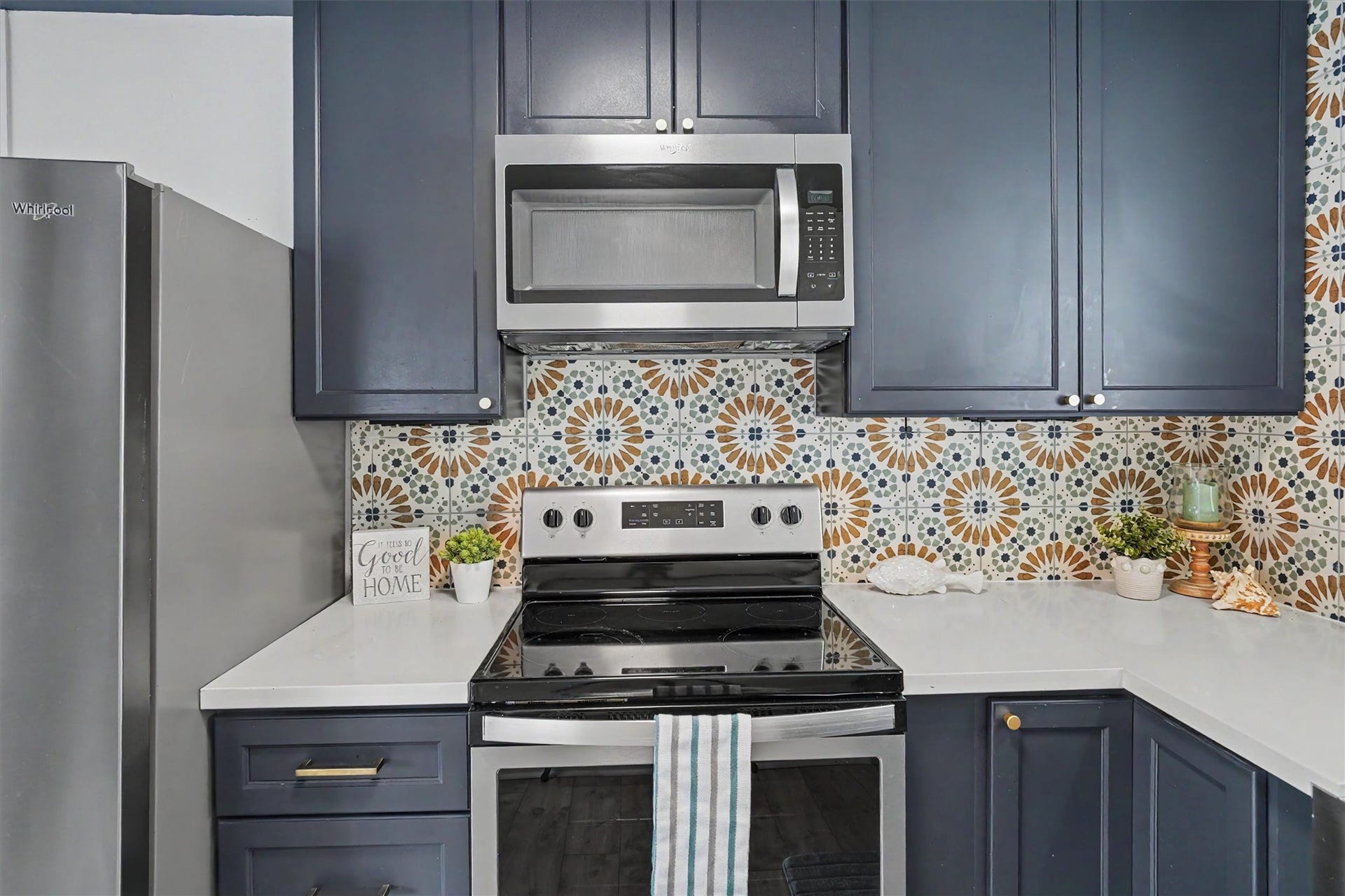 370 Ling Street, Bayou Vista, TX 77563 Photo of the updated cabinets and appliances with the modern backsplash