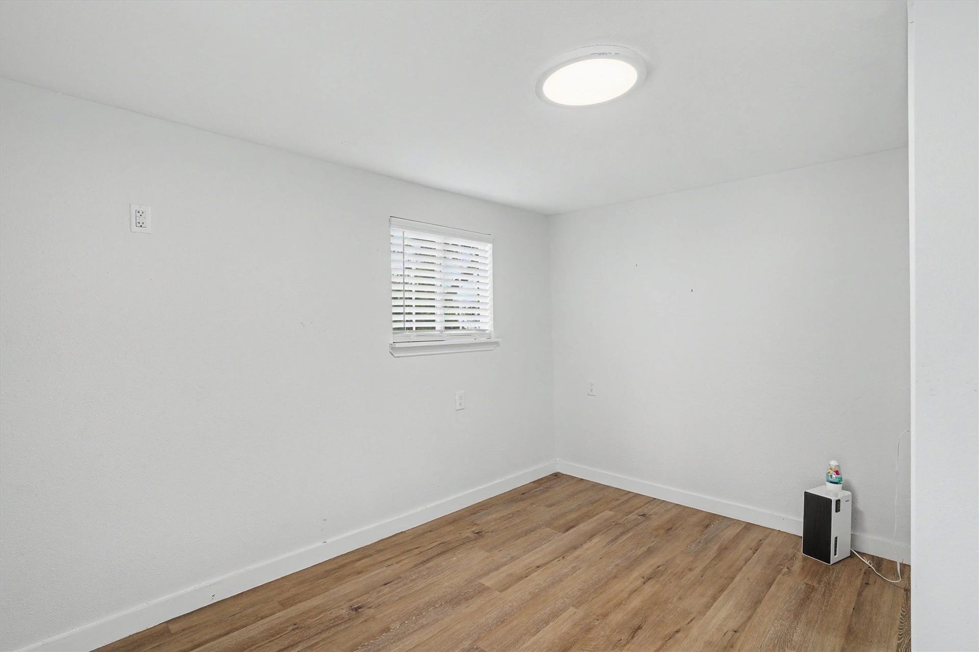 370 Ling Street, Bayou Vista, TX 77563 Guest bedroom downstairs with full bathroom