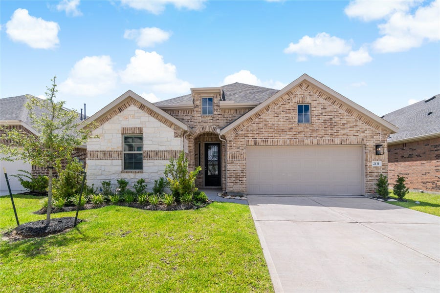 Property photo for 2131 Villa Flora Lane, Friendswood, TX