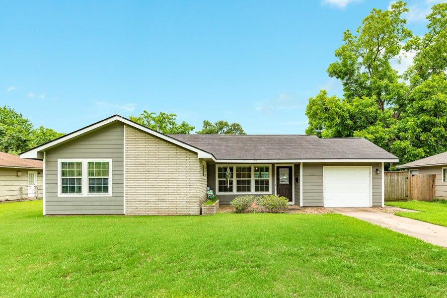Property photo for 218 Palm Lane, Lake Jackson, TX