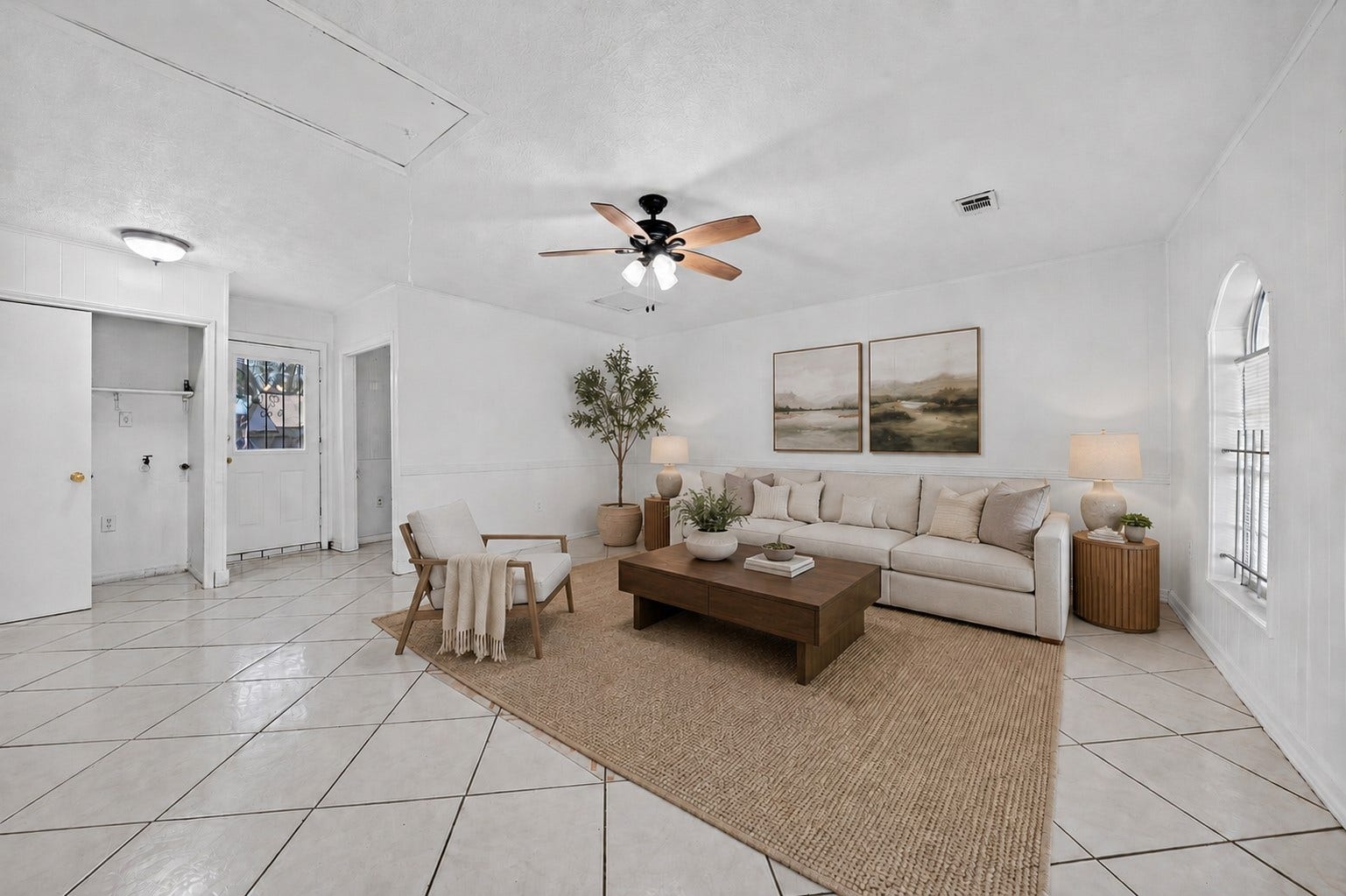 522 Hollyvale Dr, Houston, TX 77060 Spacious living area with abundant natural light and classic comfort.