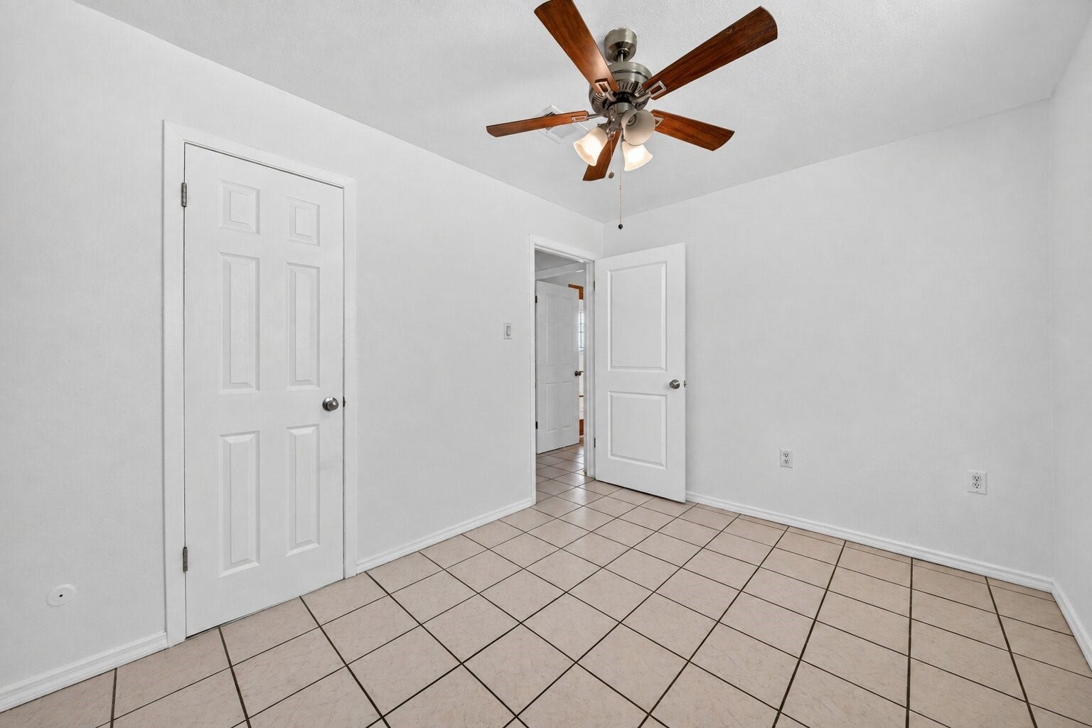 522 Hollyvale Dr, Houston, TX 77060 Versatile bedroom with generous closet space and natural light.