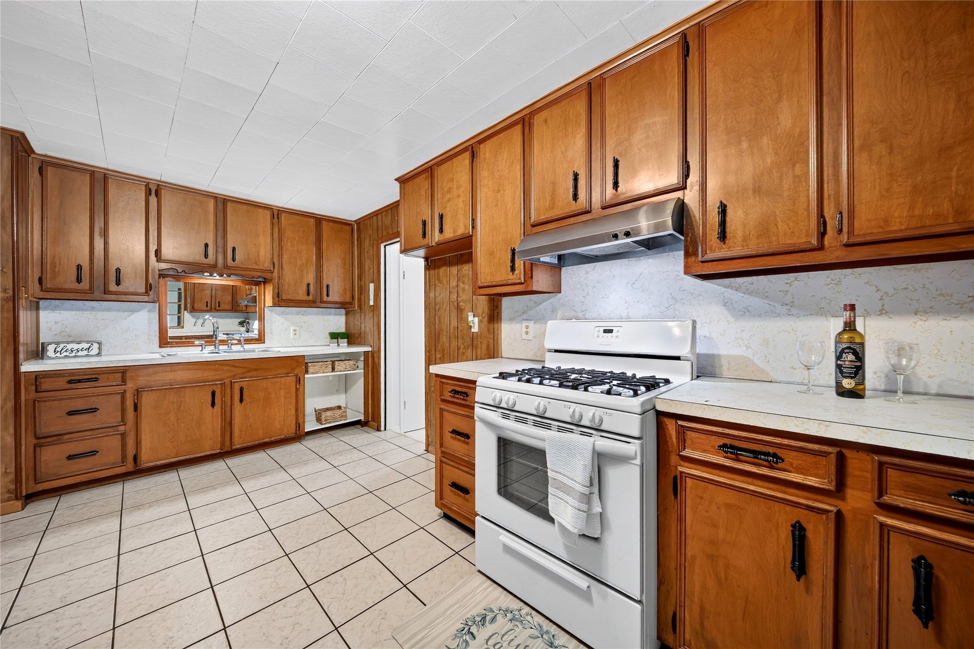 522 Hollyvale Dr, Houston, TX 77060 Warm wood cabinetry brings timeless character to the kitchen.