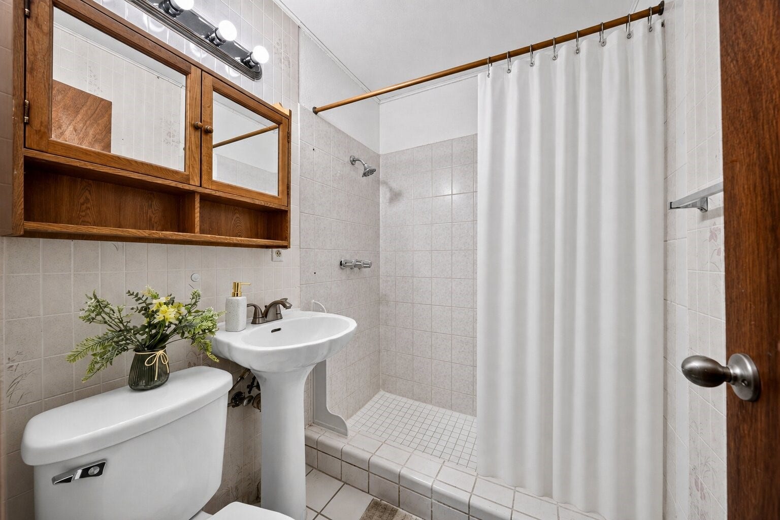 522 Hollyvale Dr, Houston, TX 77060 Clean and functional bath with classic finishes.