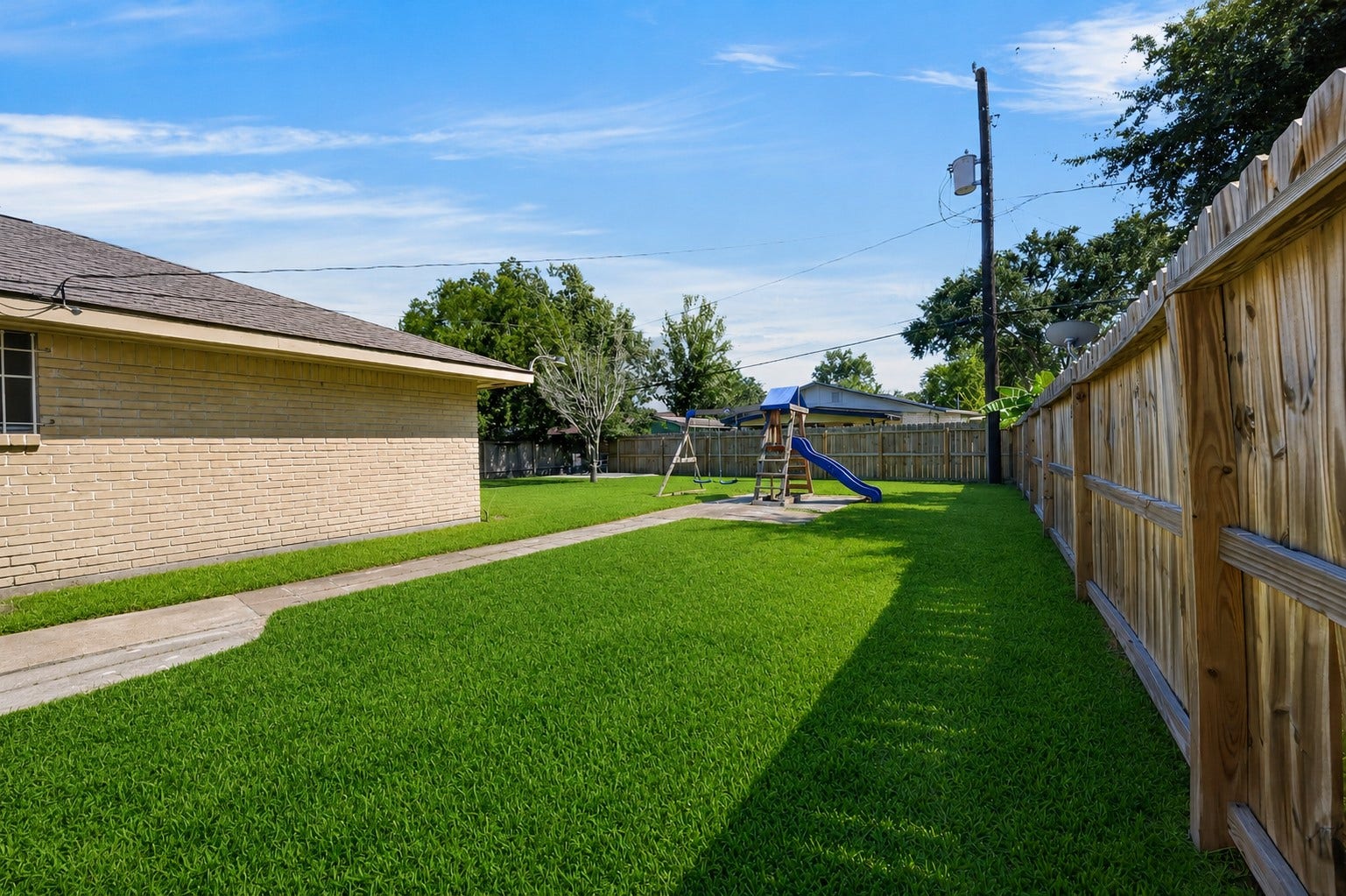 522 Hollyvale Dr, Houston, TX 77060 Large fenced yard offering privacy and space to play.