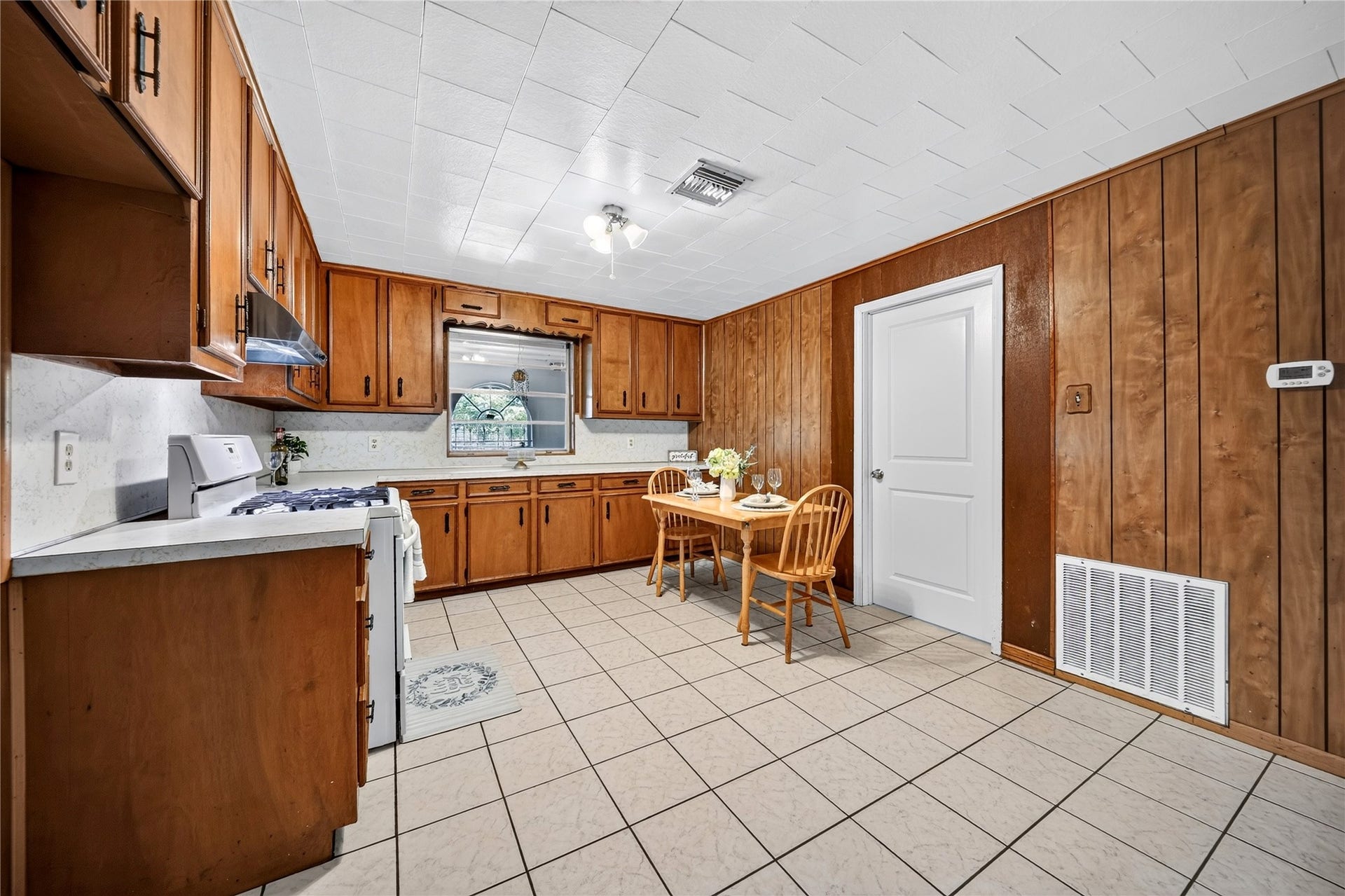 522 Hollyvale Dr, Houston, TX 77060 Spacious kitchen with generous cabinetry and a practical layout.