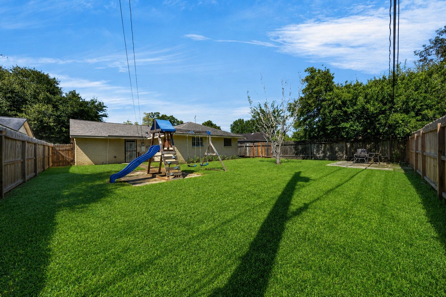 522 Hollyvale Dr, Houston, TX 77060 Expansive backyard with lush lawn and room for outdoor enjoyment.