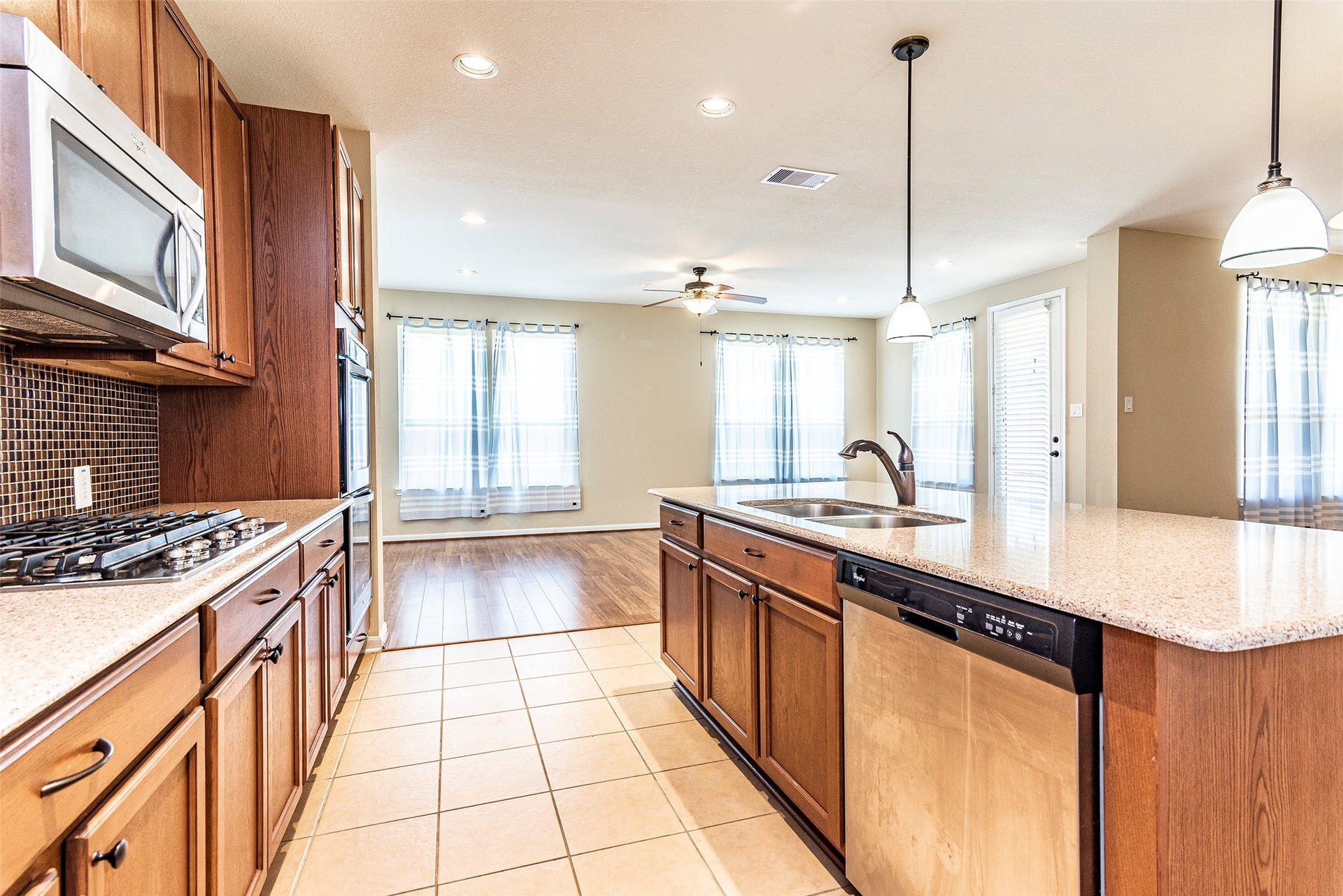 2833 Mezzomonte Lane, League City, TX 77573 2833 Mezzomonte Lane, League City, TX 77573