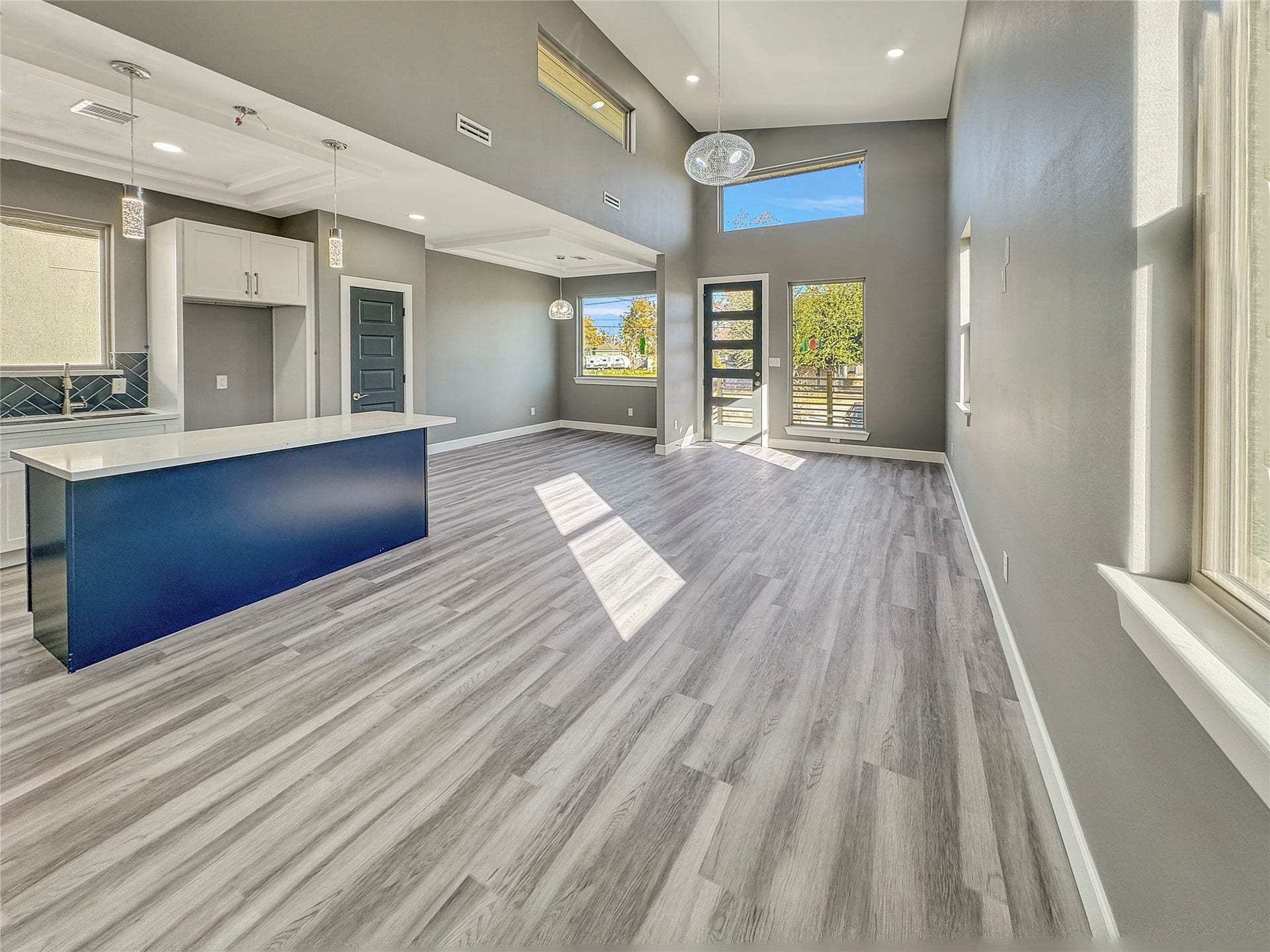 4819 Los Angeles Street, Houston, TX 77026 Seamless flow from living area into kitchen