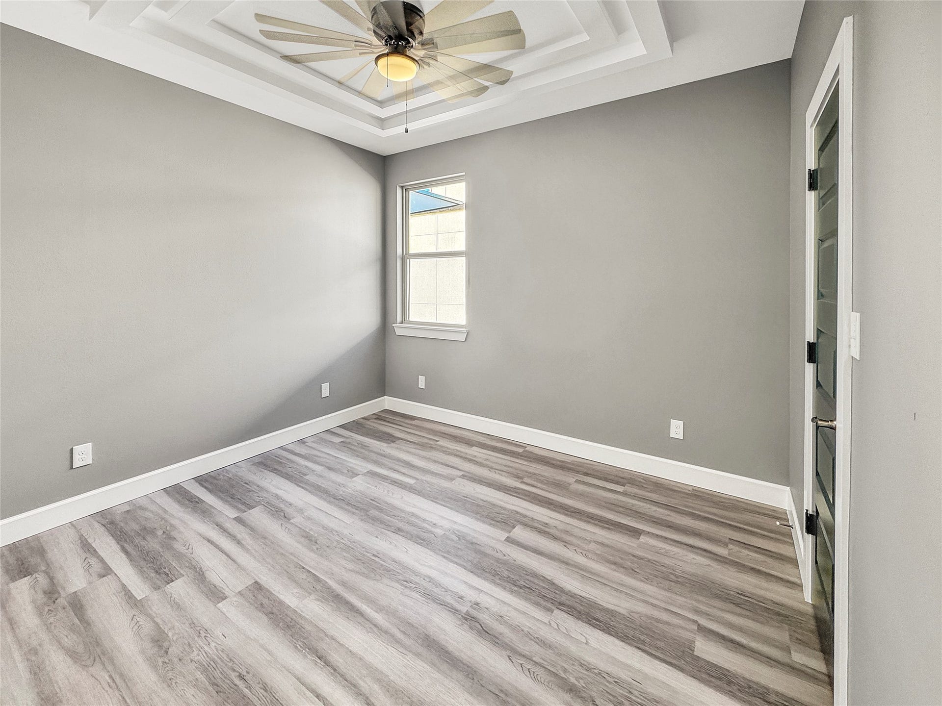 4819 Los Angeles Street, Houston, TX 77026 Additional bedroom with neutral tones and modern flooring