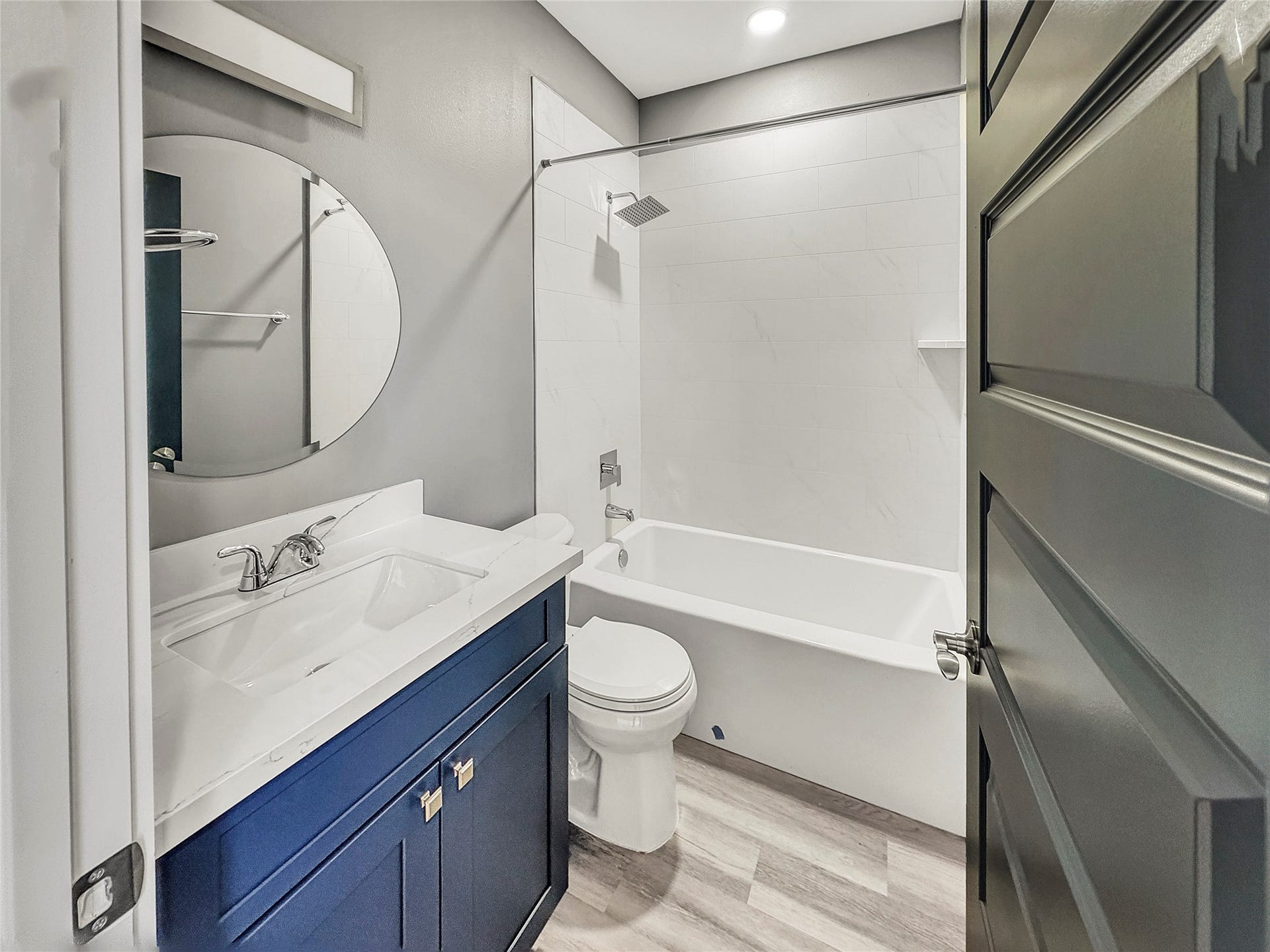 4819 Los Angeles Street, Houston, TX 77026 Secondary bathroom with modern finishes
