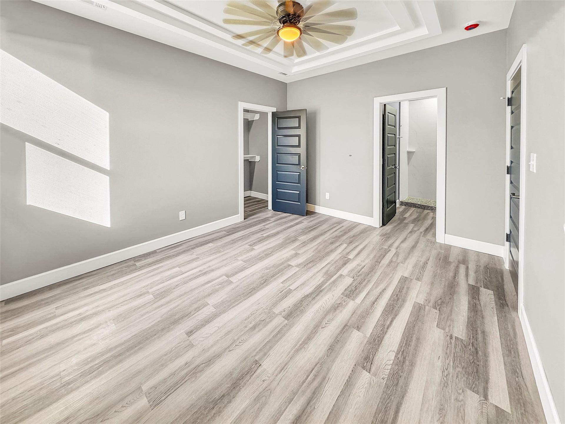 4819 Los Angeles Street, Houston, TX 77026 Primary bedroom with tray ceiling and ceiling fan