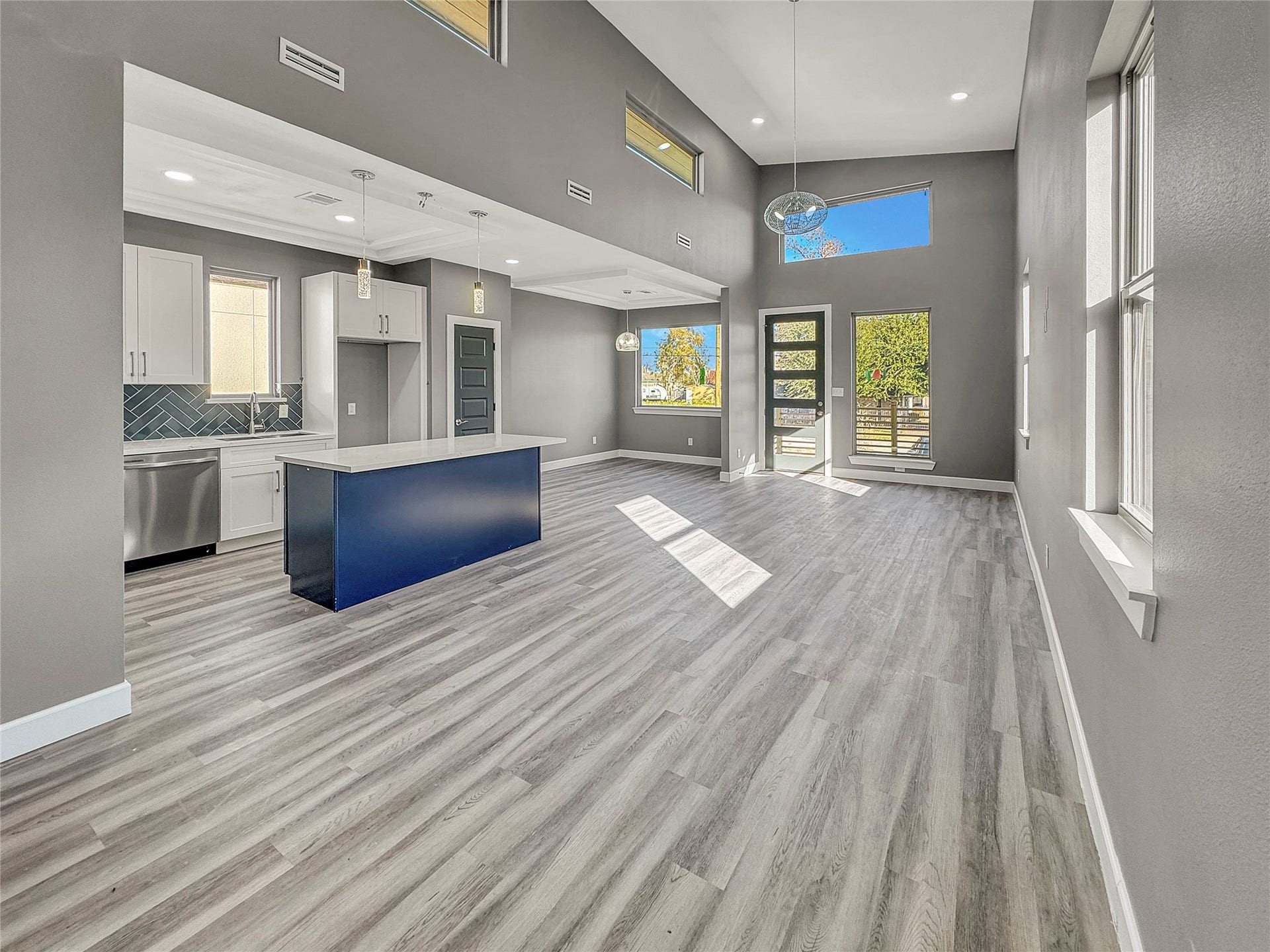 4819 Los Angeles Street, Houston, TX 77026 Another view of the open living space ideal for entertaining