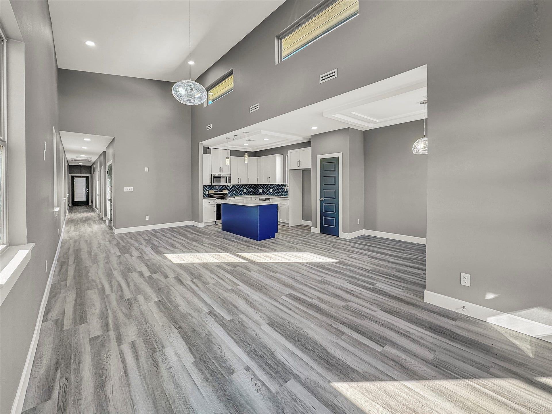 4819 Los Angeles Street, Houston, TX 77026 Bright open-concept living and dining area with high ceilings