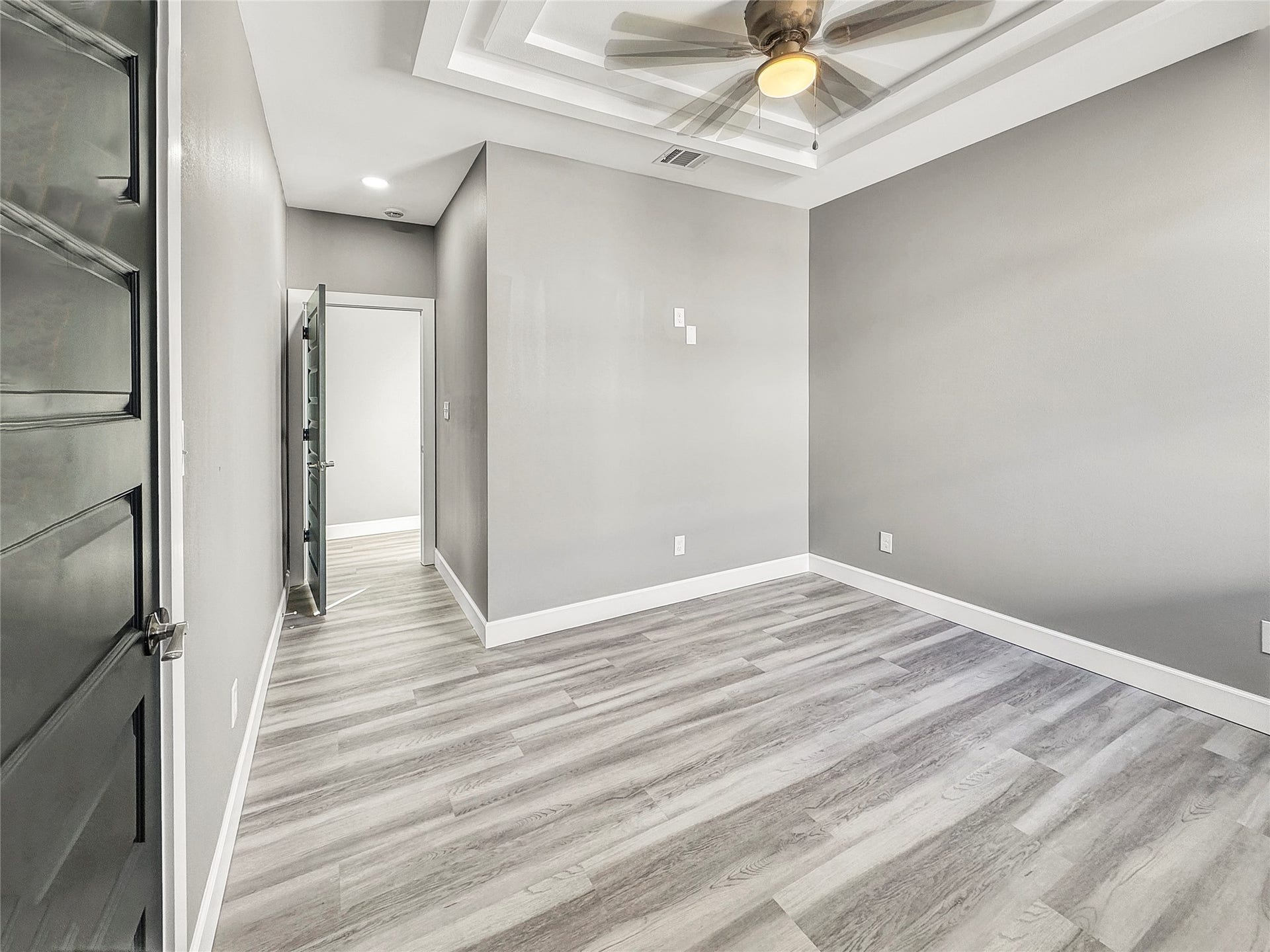 4819 Los Angeles Street, Houston, TX 77026 Third bedroom or flex space with clean modern design