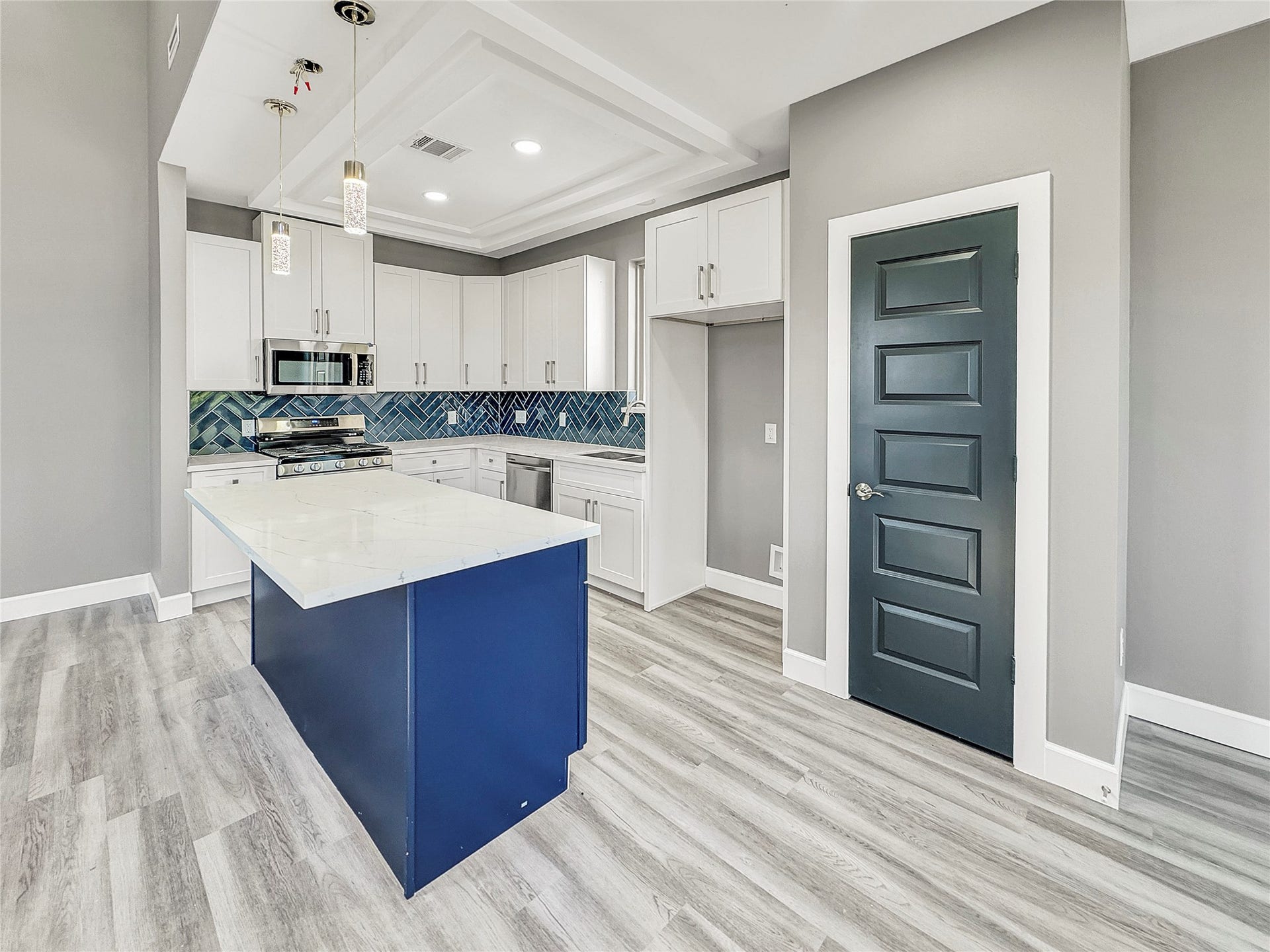 4819 Los Angeles Street, Houston, TX 77026 Spacious living area featuring luxury vinyl plank flooring
