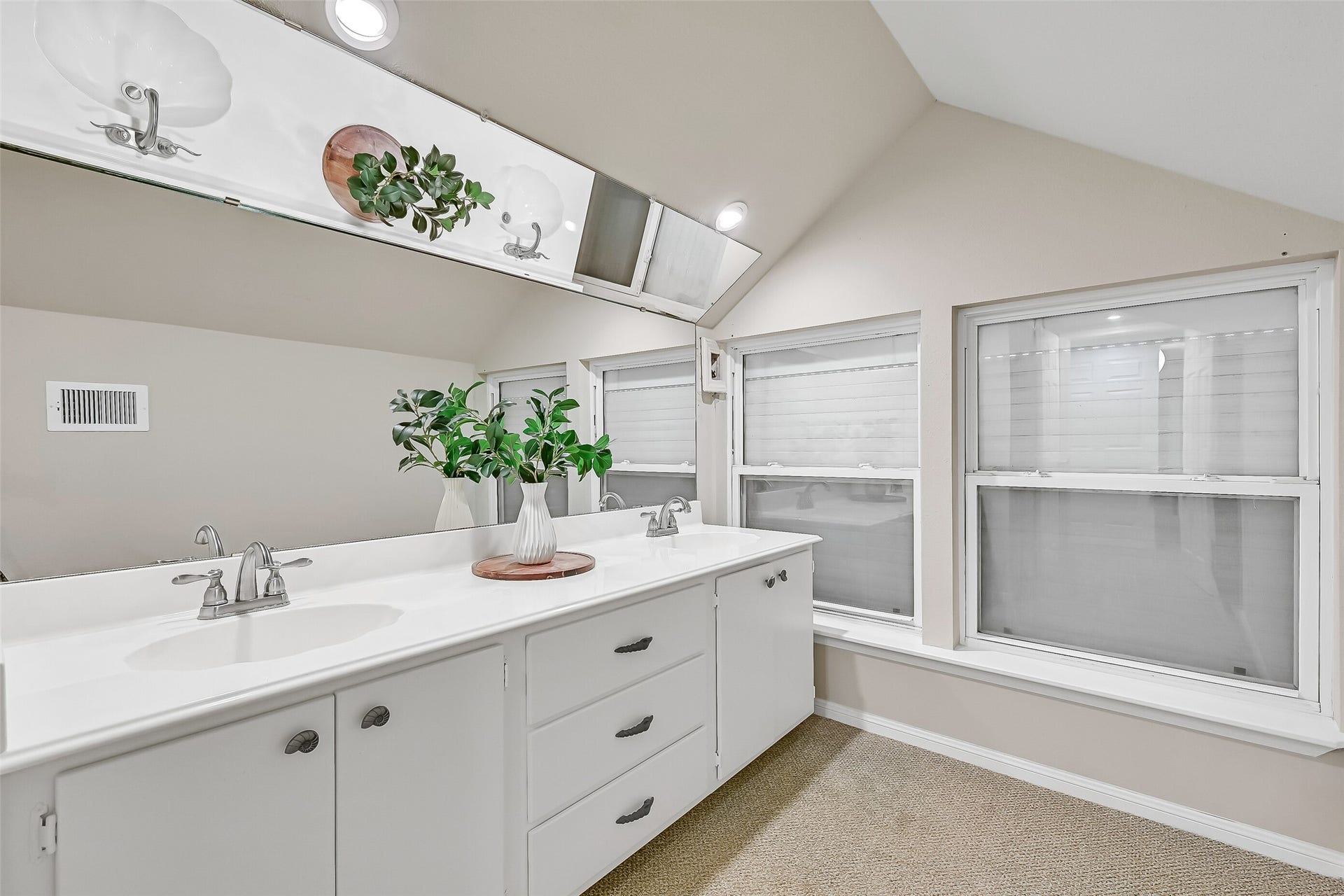 243 Isles End Road, #RR2, Tiki Island, TX 77554 A full bathroom serves the third-floor living spaces, providing convenient accommodations for guests utilizing the upstairs flex rooms. Neutral finishes and a tub/shower combination offer both comfort and functionality.