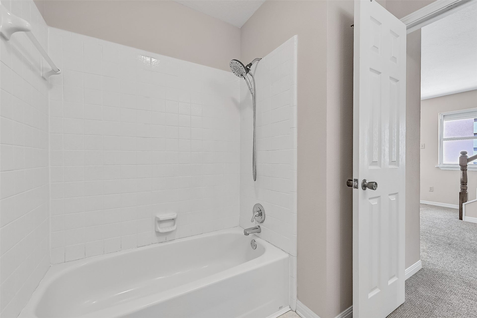 243 Isles End Road, #RR2, Tiki Island, TX 77554 Serving the secondary bedroom and main living areas, this full bath includes a tub/shower combination and practical layout, providing comfortable accommodations for guests, family members, or visitors enjoying the waterfront lifestyle.