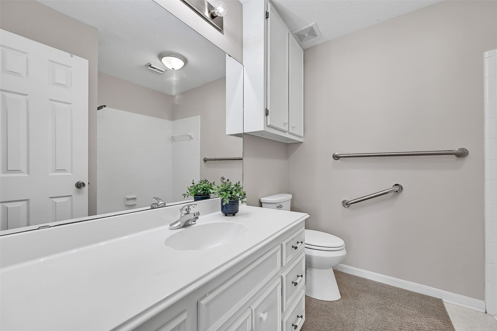 243 Isles End Road, #RR2, Tiki Island, TX 77554 Conveniently positioned on the main level, this full bath features a spacious vanity with generous counter space, additional storage, and a neutral color palette that complements the home's recently refreshed interior.