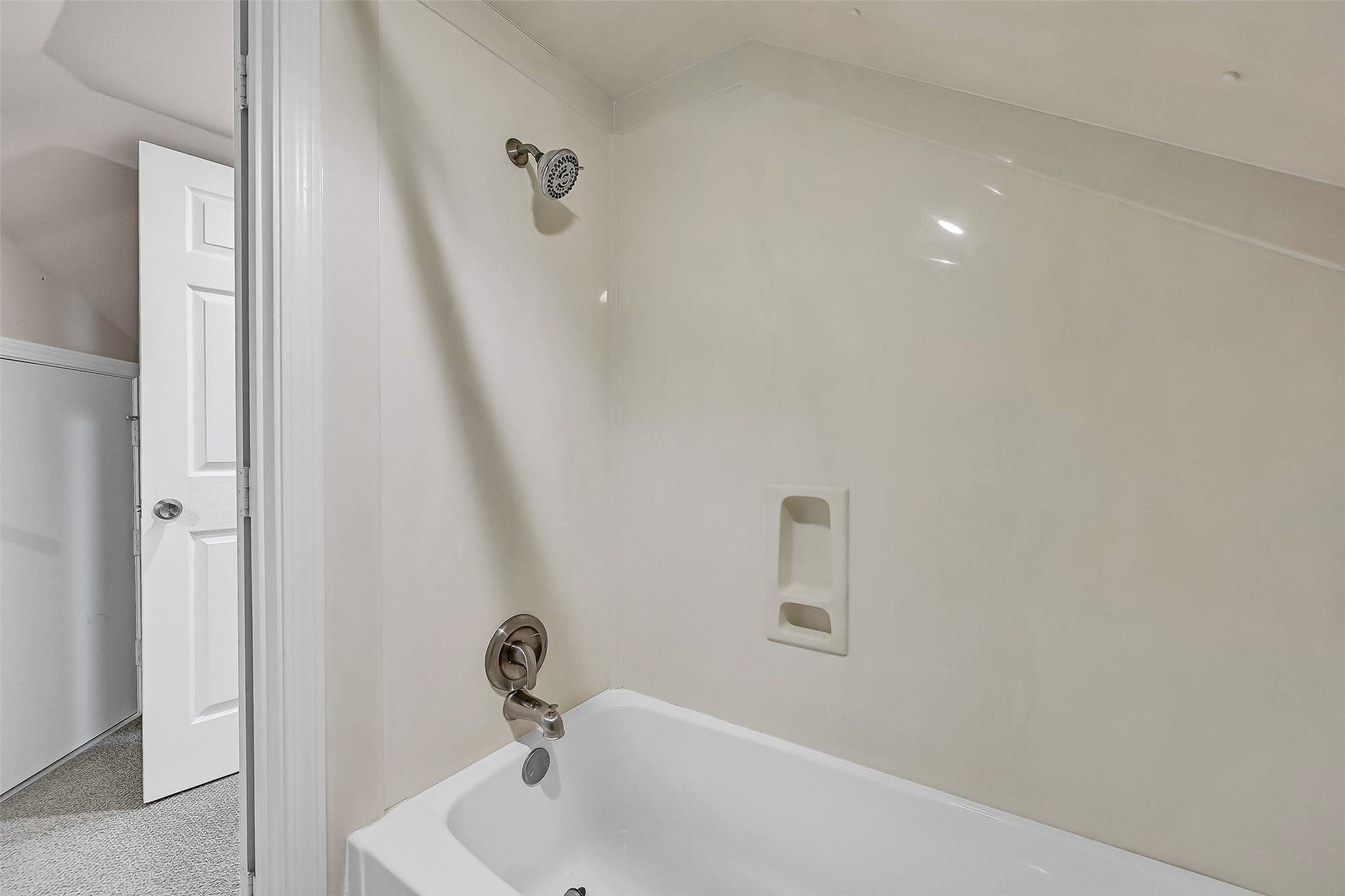 243 Isles End Road, #RR2, Tiki Island, TX 77554 The upstairs bathroom features a large vanity with abundant storage and a bright, airy feel. Positioned between the adjoining flex spaces, it creates a comfortable private retreat for overnight guests.