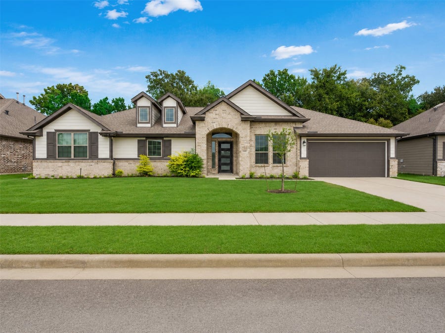 Property photo for 8510 Amber Bend Drive, Baytown, TX