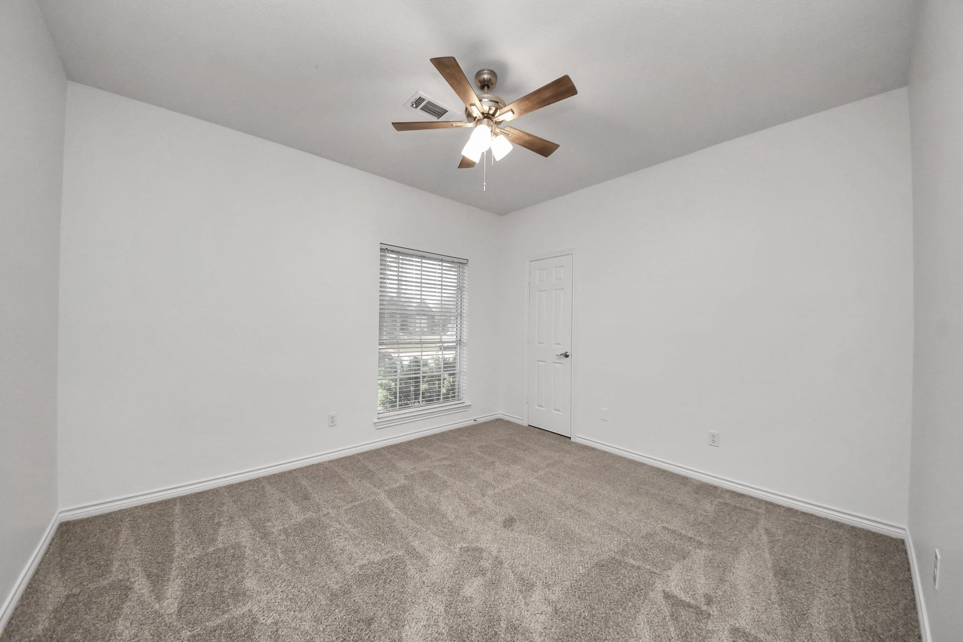 is a versatile space that can be used as a child's room, a teenager's bedroom,