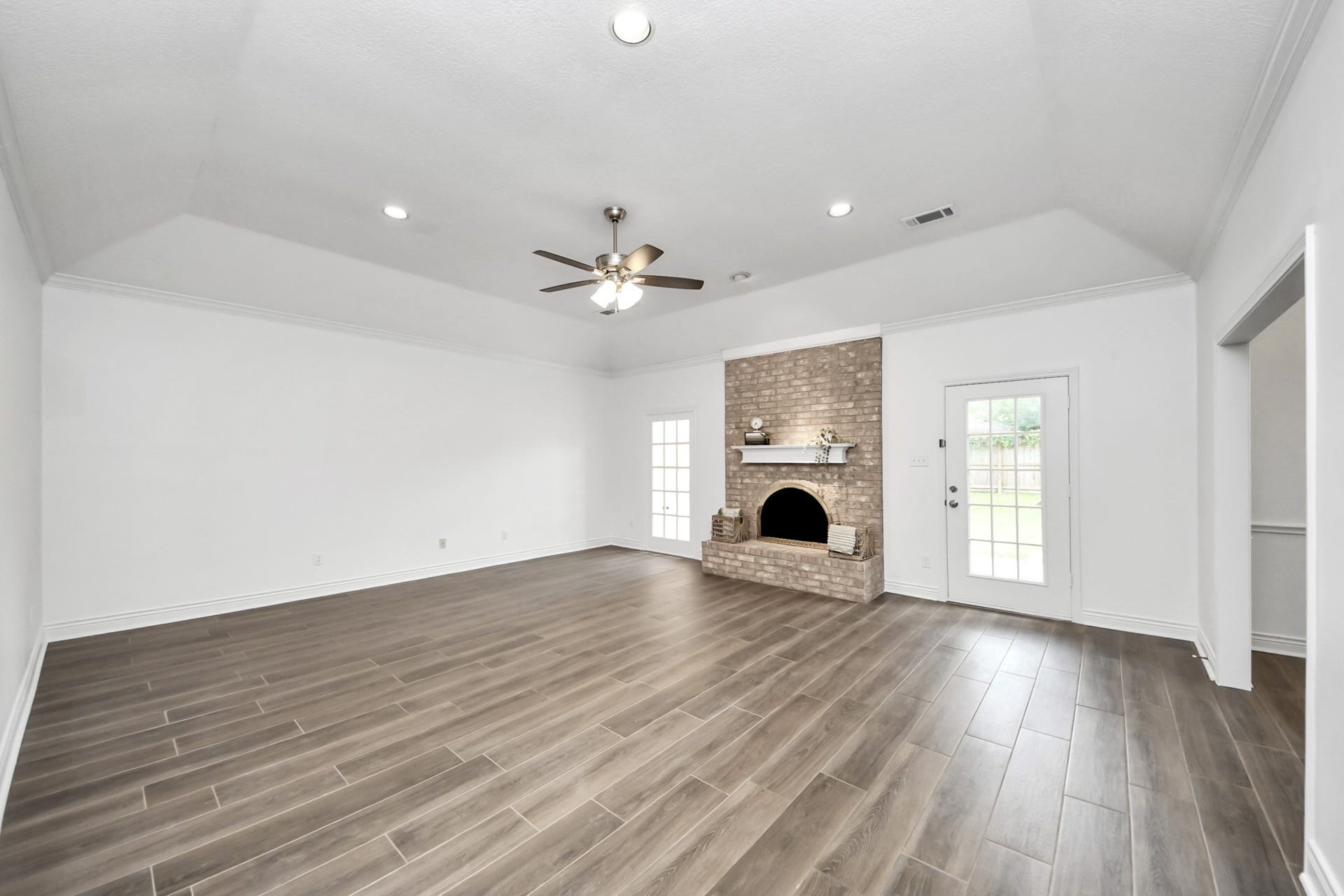 Another view of the livingroom.