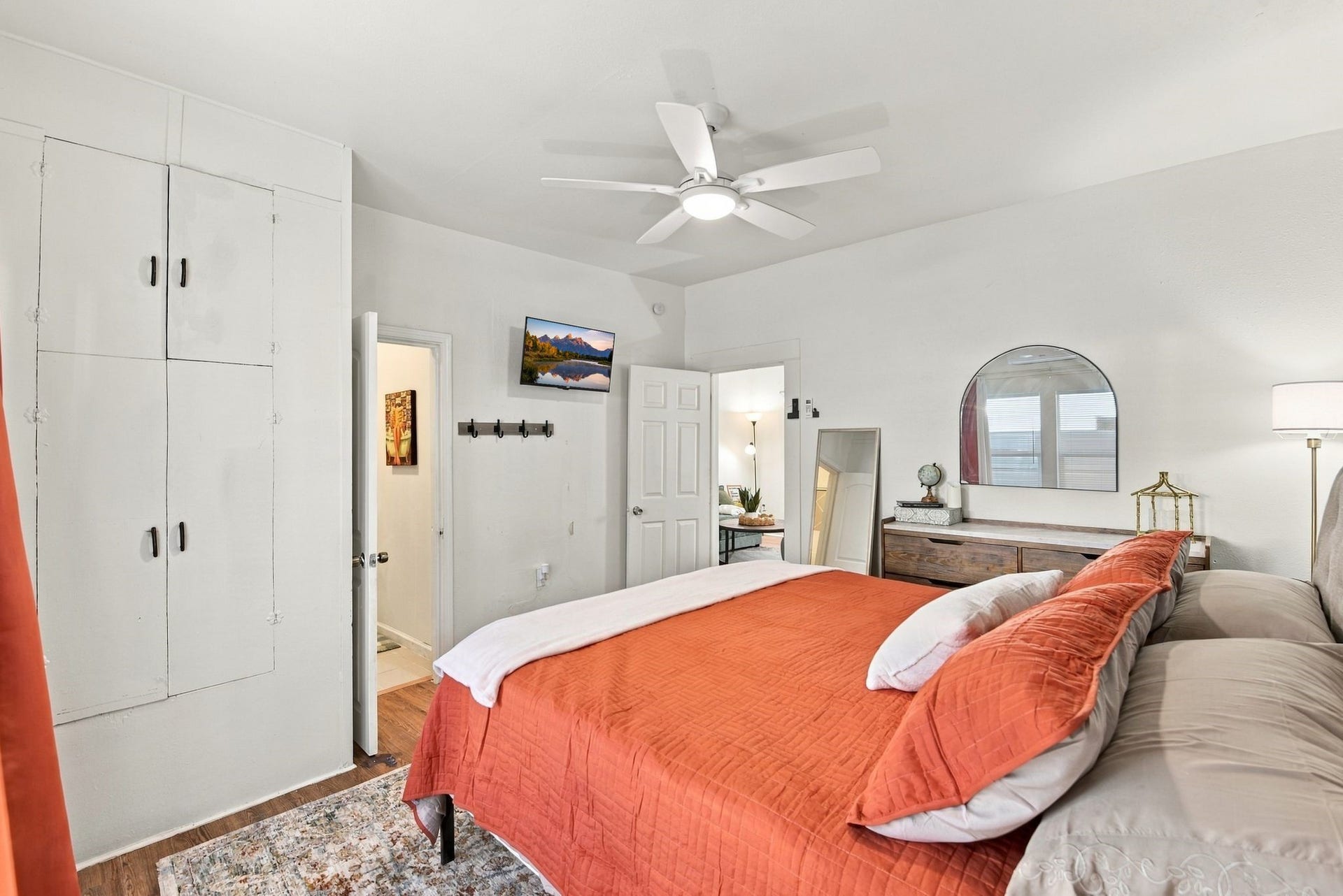 7501 Hillsboro Street, #2, Houston, TX 77020 Primary Bedroom Cozy & Inviting