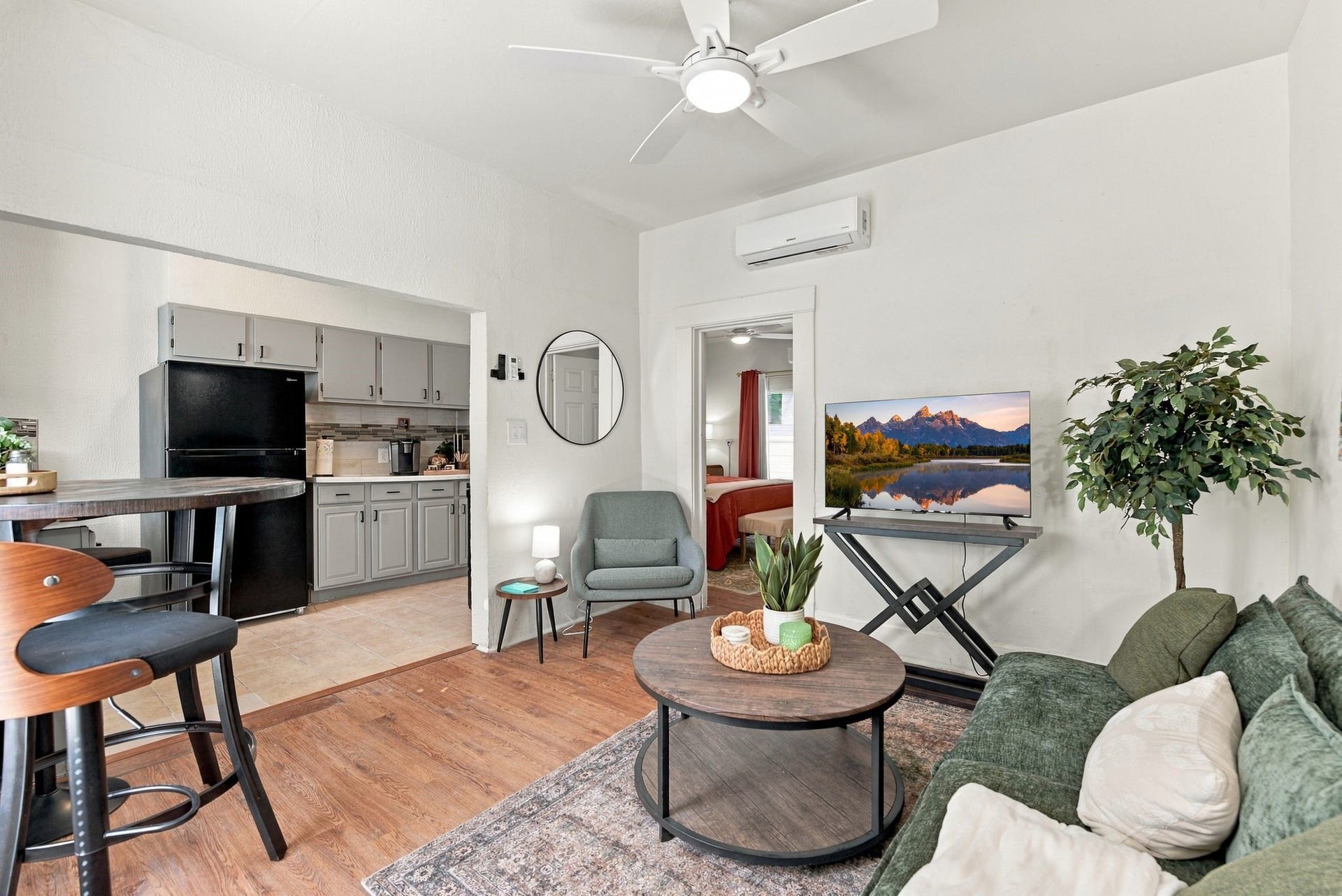 7501 Hillsboro Street, #2, Houston, TX 77020 Internet and Cable Included