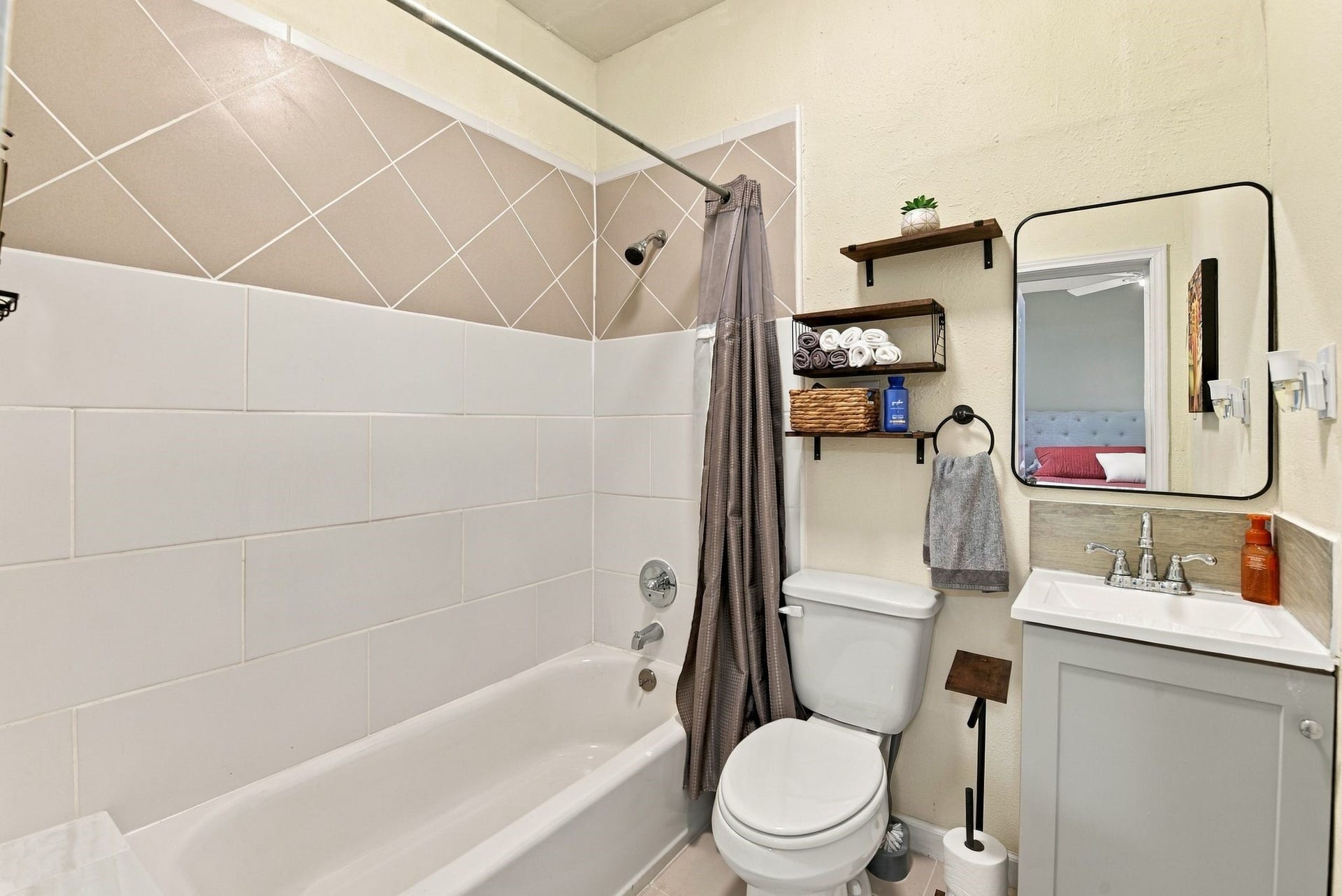 7501 Hillsboro Street, #2, Houston, TX 77020 Bathroom Complimentary Toiletries