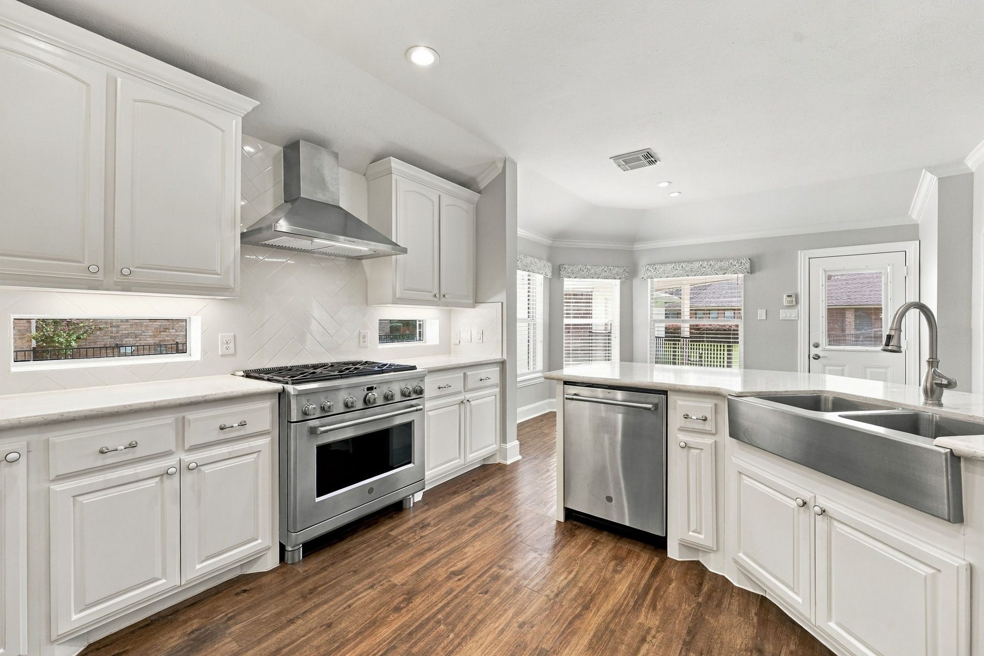 33211 Woodton Court, Weston Lakes, TX 77441 The Kitchen is a chefs dream, featuring a GE Caf stainless steel appliance package, gorgeous Quartz countertops, and crisp white soft-close cabinetry and drawers. The combination of stylish finishes and thoughtful design creates a beautiful and functional space for both everyday cooking and entertaining.