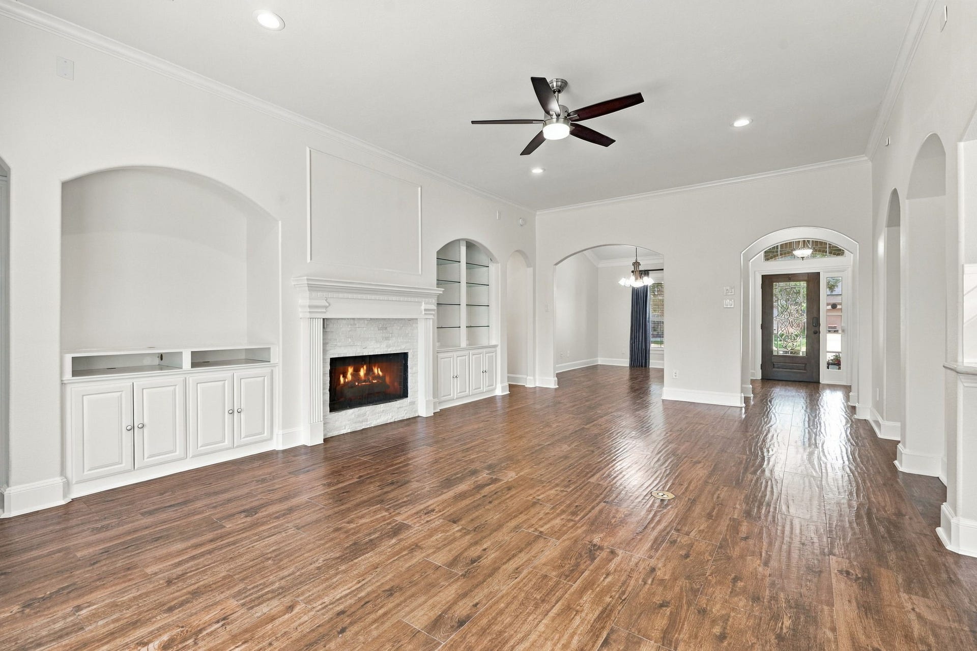 33211 Woodton Court, Weston Lakes, TX 77441 Looking in the opposite direction from the Family Room, you get the full picture of this spacious and thoughtfully designed living area, with an easy flow to the Formal Dining room and front entrance. The room is also enhanced by a 5-blade remote-controlled ceiling fan and LED ceiling lighting, adding both comfort and functionality.