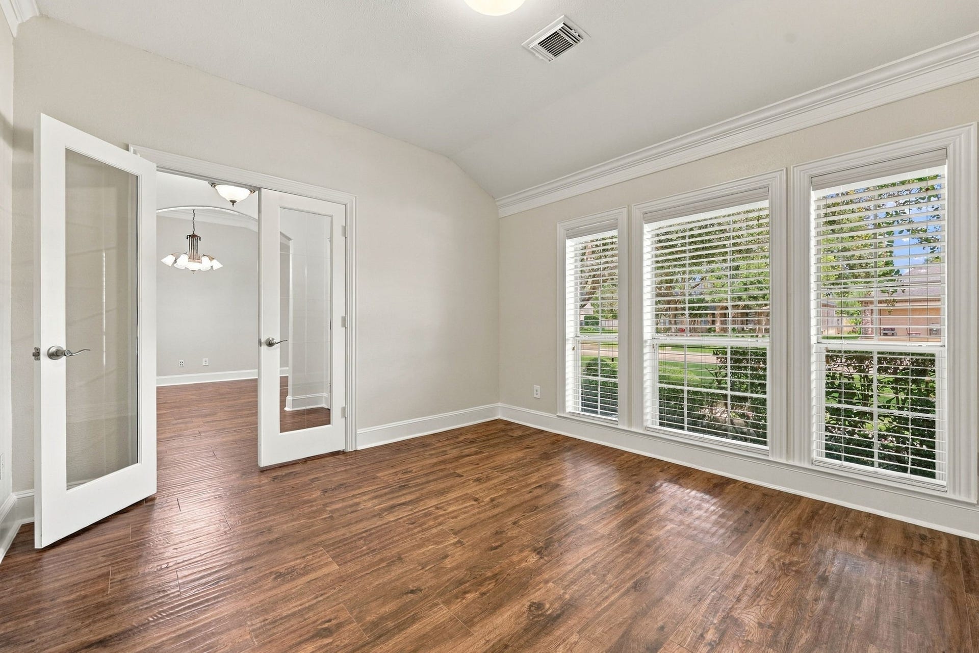33211 Woodton Court, Weston Lakes, TX 77441 The Home Office is perfect for the executive in the household and is ideally located at the front of the home. This sophisticated space features gorgeous wood-look tile flooring, a wall of windows with 2-inch blinds, elegant crown molding, and beautiful views of the front yard.