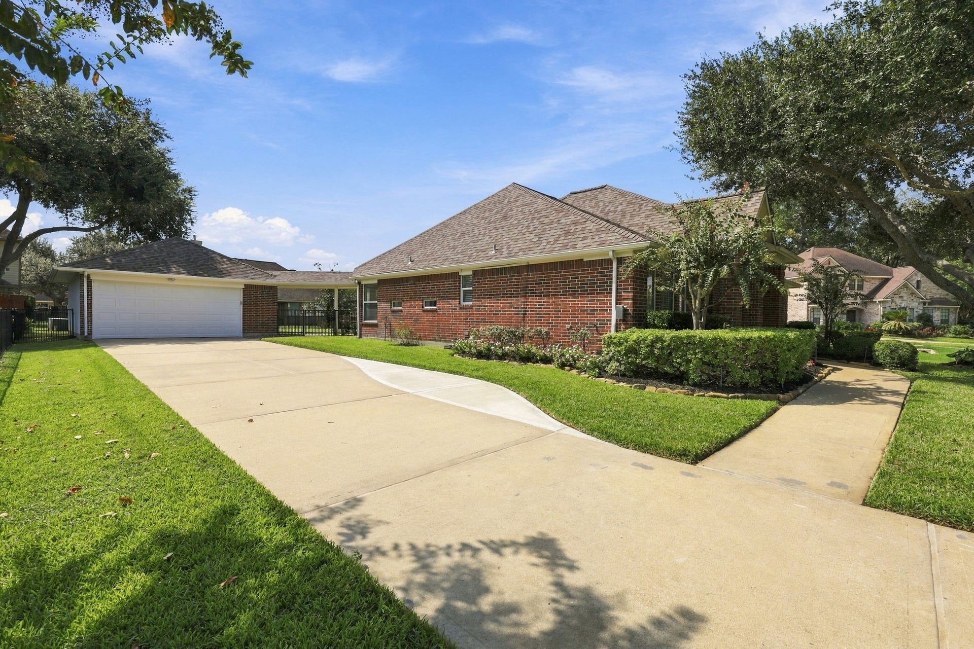 33211 Woodton Court, Weston Lakes, TX 77441 The long driveway leads to an Oversized Detached Garage and offers plenty of parking for family and guests, providing both convenience and ample space.