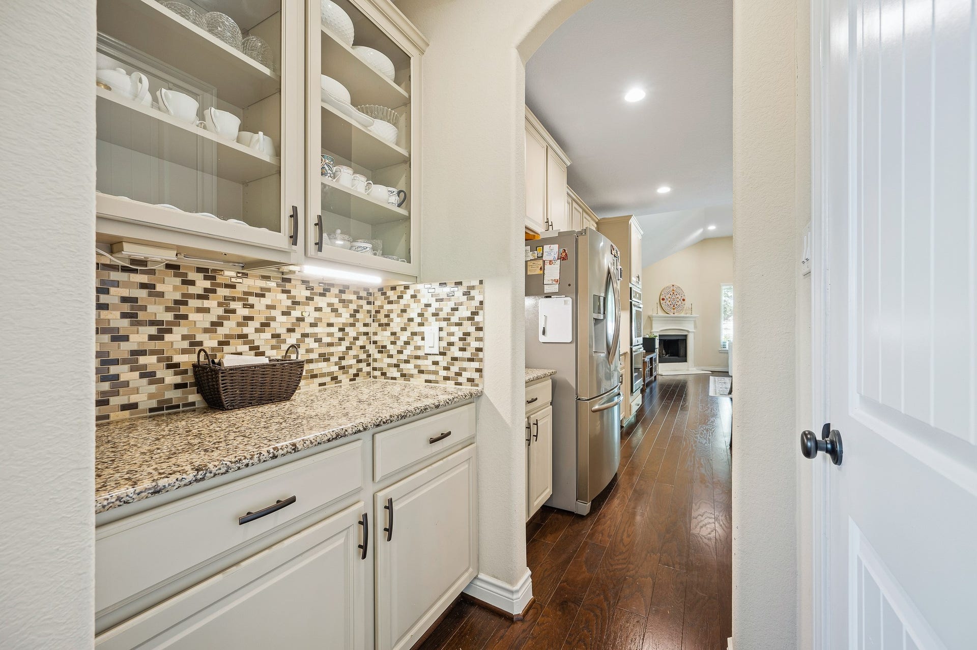 25610 Buckley Bluff Lane, Katy, TX 77494 Experience the elegance of a charming butler's pantry with sleek granite countertops and refined cabinetry, seamlessly flowing into a spacious kitchen adorned with stainless steel appliances and rich hardwood floors.