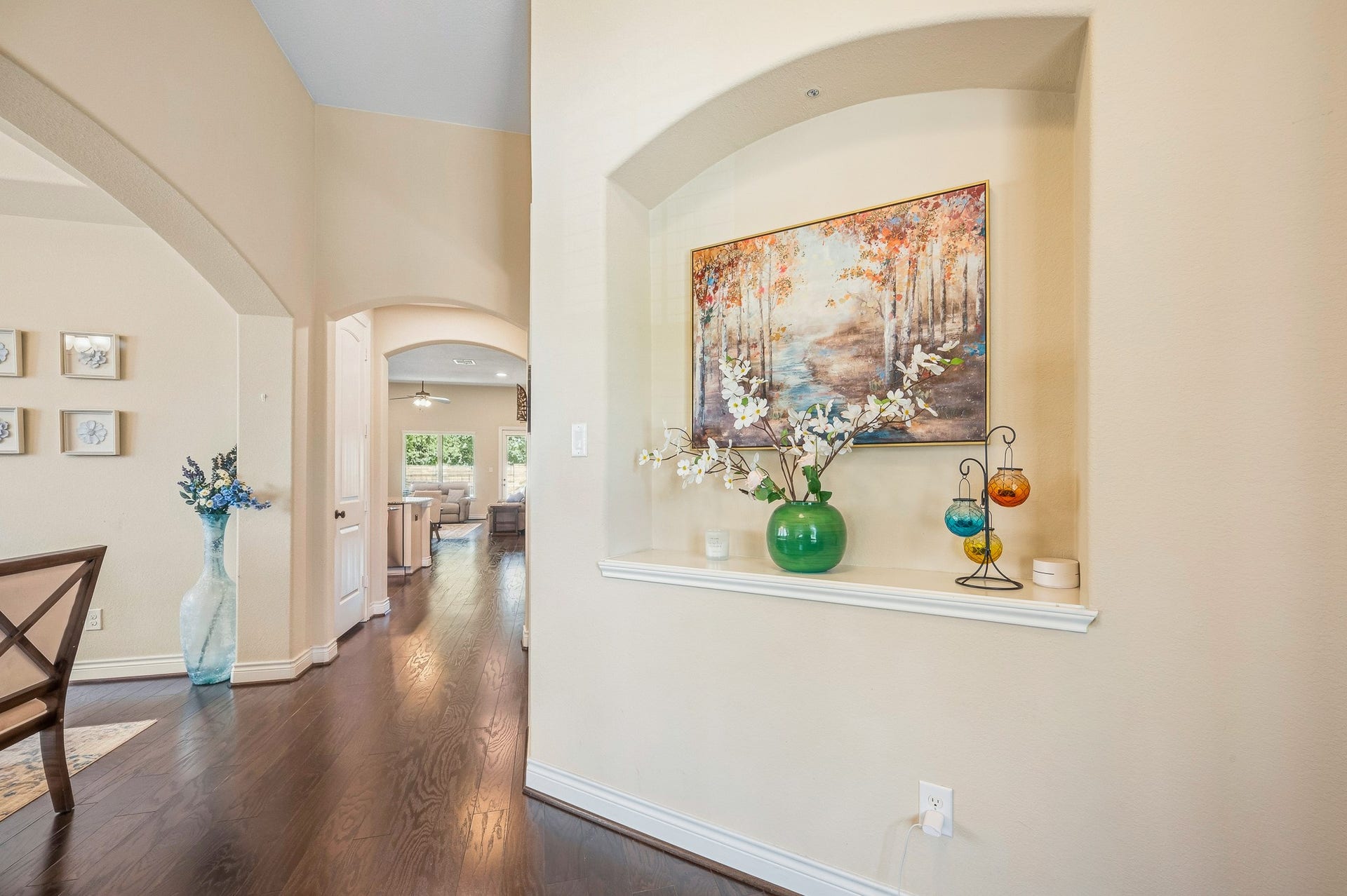 25610 Buckley Bluff Lane, Katy, TX 77494 Discover a charming entryway with elegant archways, warm wood flooring, and tasteful decor that seamlessly leads to a bright and welcoming living area.