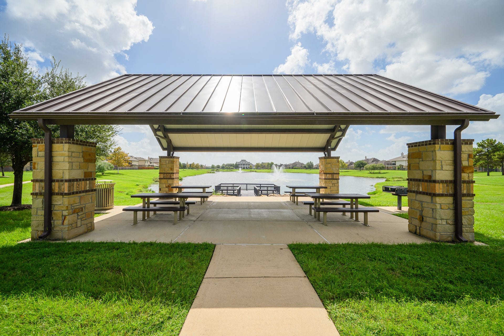 25610 Buckley Bluff Lane, Katy, TX 77494 Experience the perfect setting for outdoor gatherings at this charming pavilion with picnic tables and grills, all while overlooking a serene pond adorned with a graceful fountain.