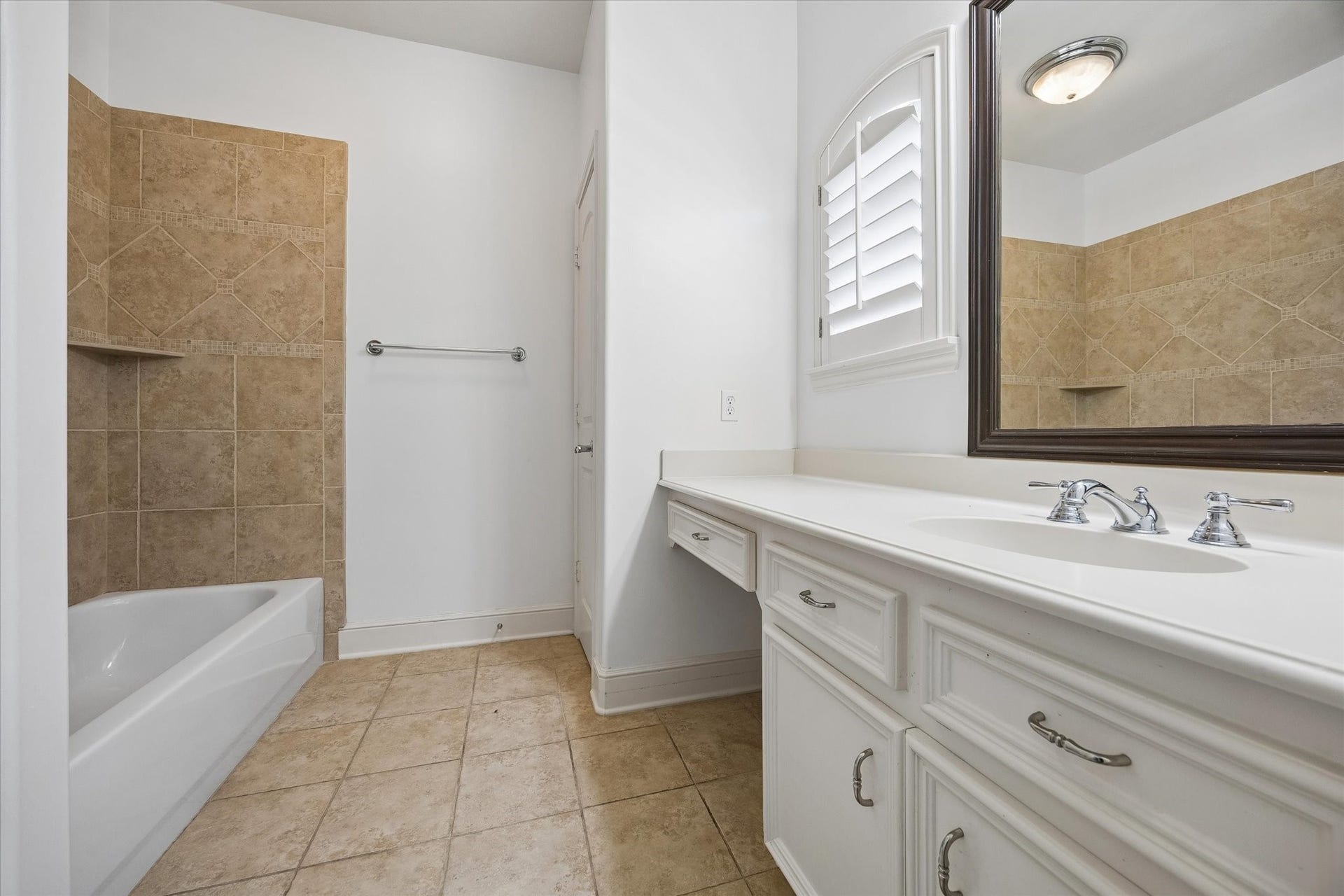 4523 Maple Street, Bellaire, TX 77401 Secondary bathroom