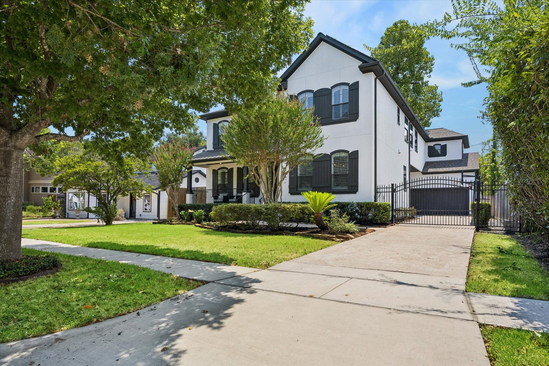 4523 Maple Street, Bellaire, TX 77401 Gated driveway leads to 2 car garage.