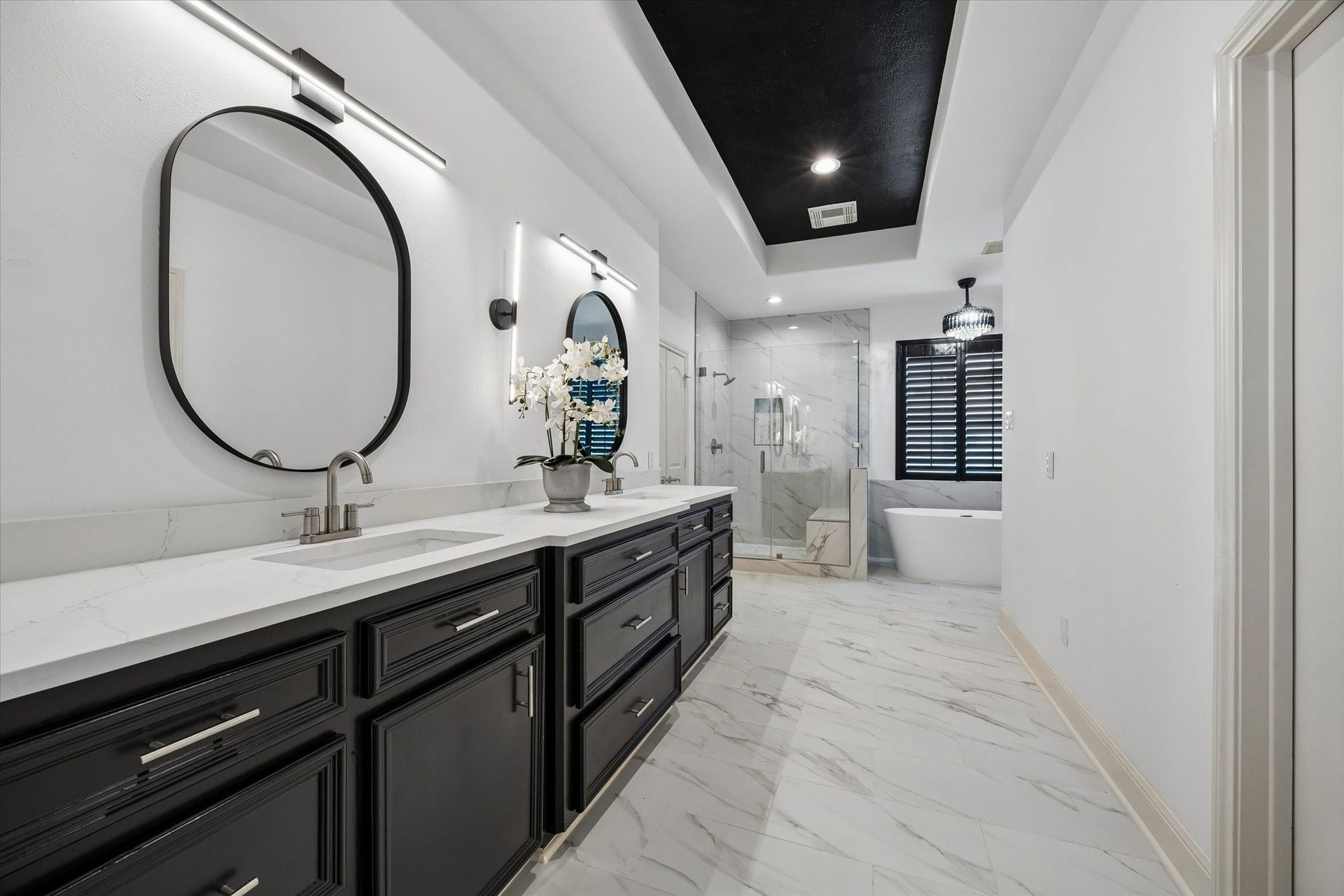 4523 Maple Street, Bellaire, TX 77401 Primary Bathroom