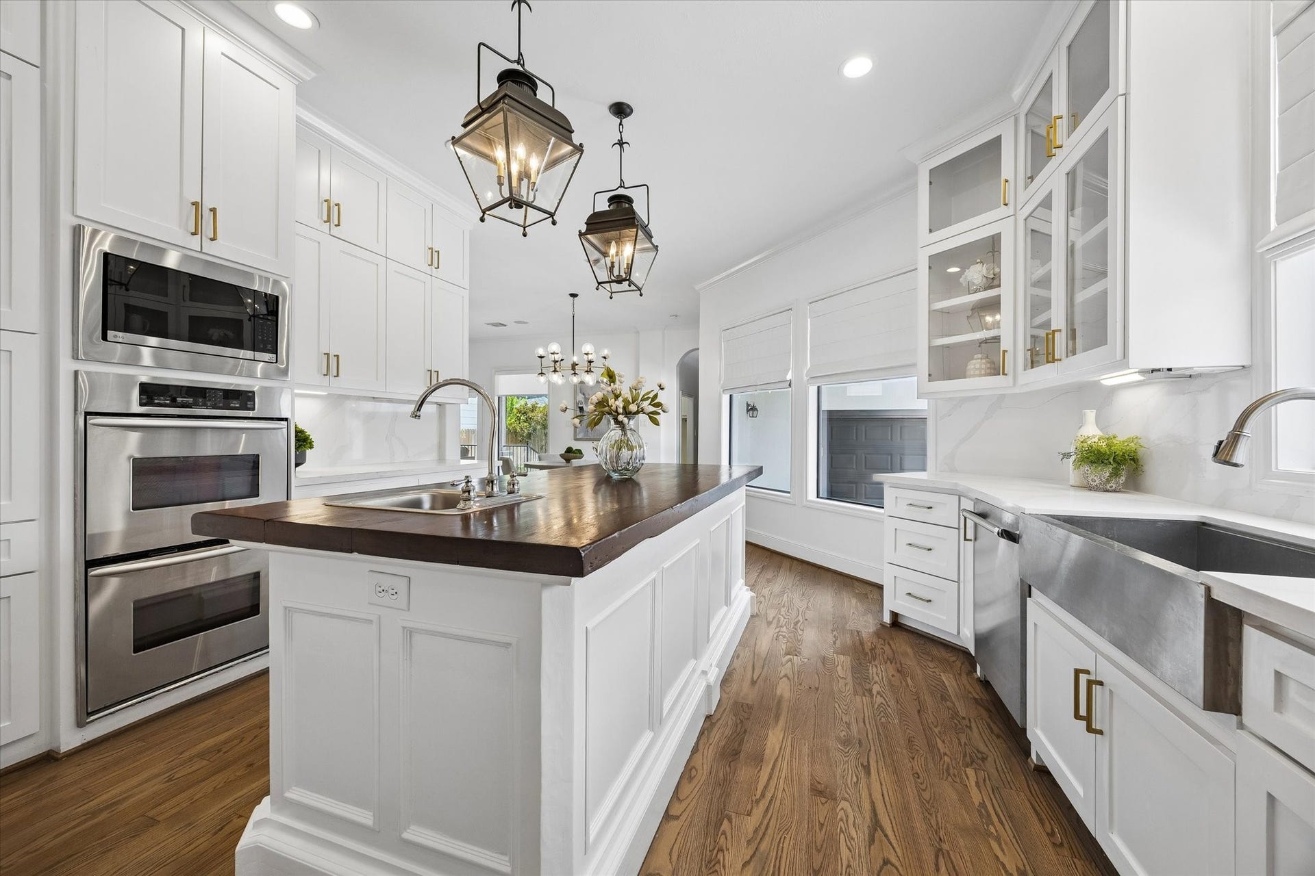 4523 Maple Street, Bellaire, TX 77401 Upscale appliances, 2nd sink on island. great cabinet space