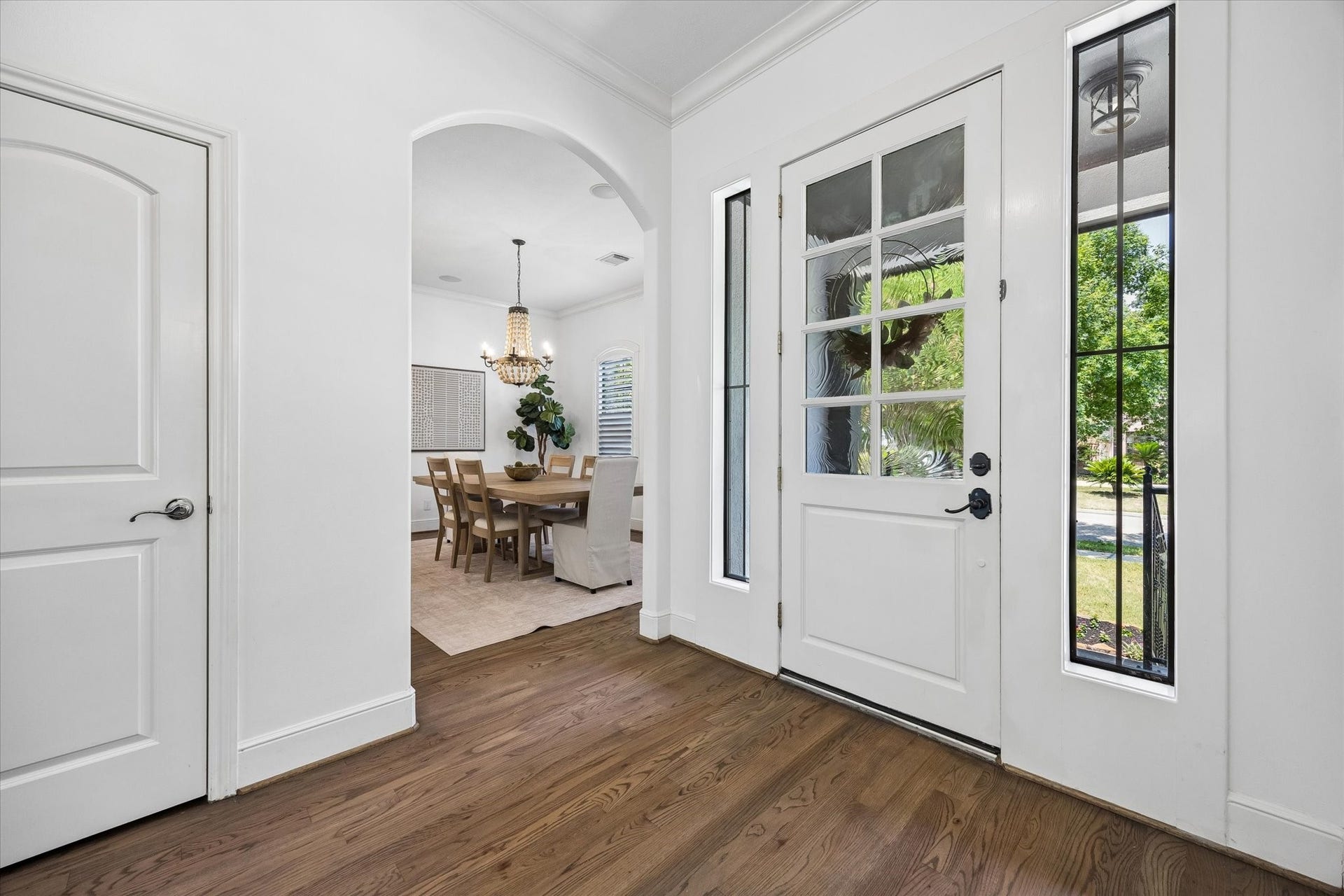 4523 Maple Street, Bellaire, TX 77401 Front entry way with view of dining room
